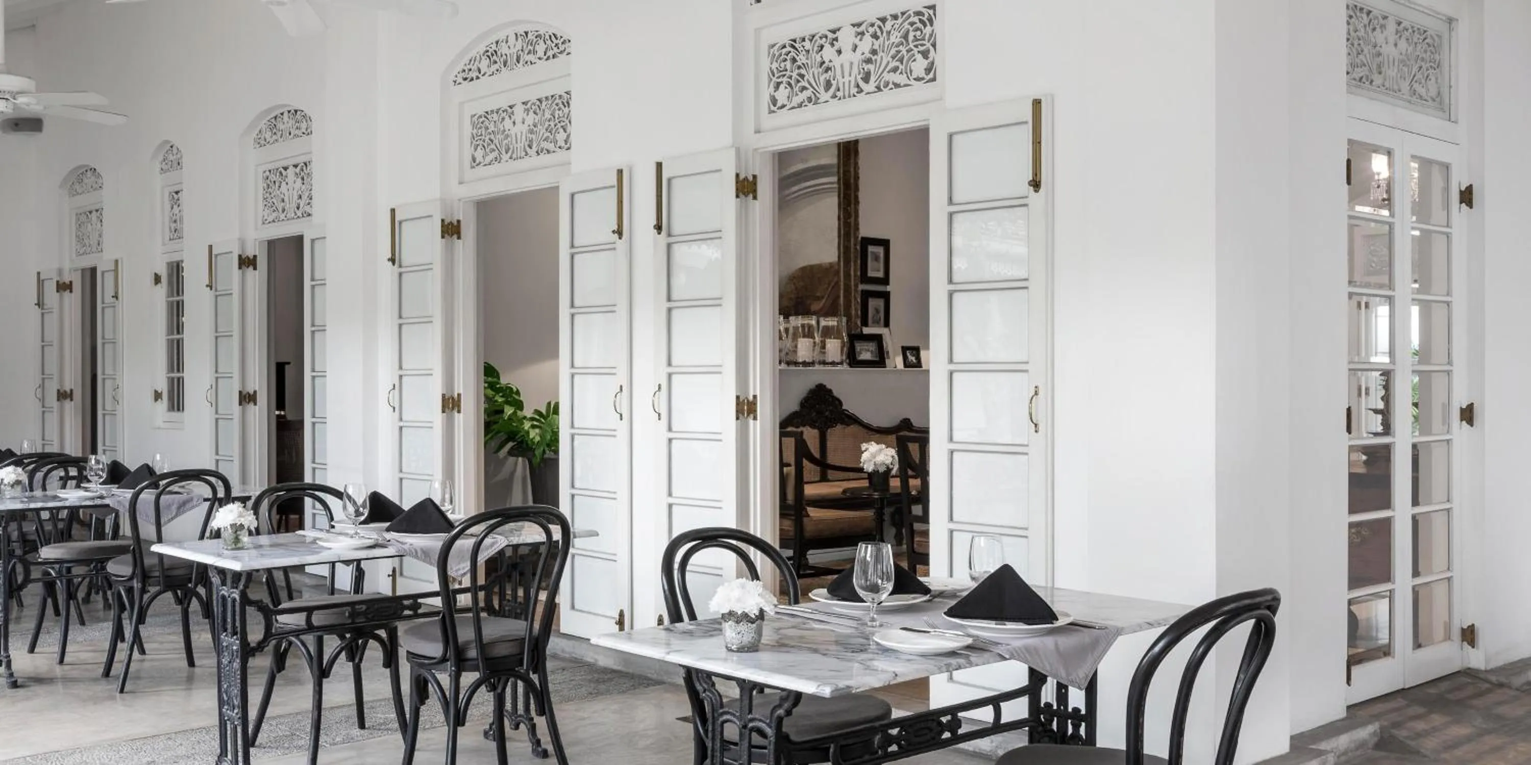 Restaurant/places to eat in Maniumpathy Hotel