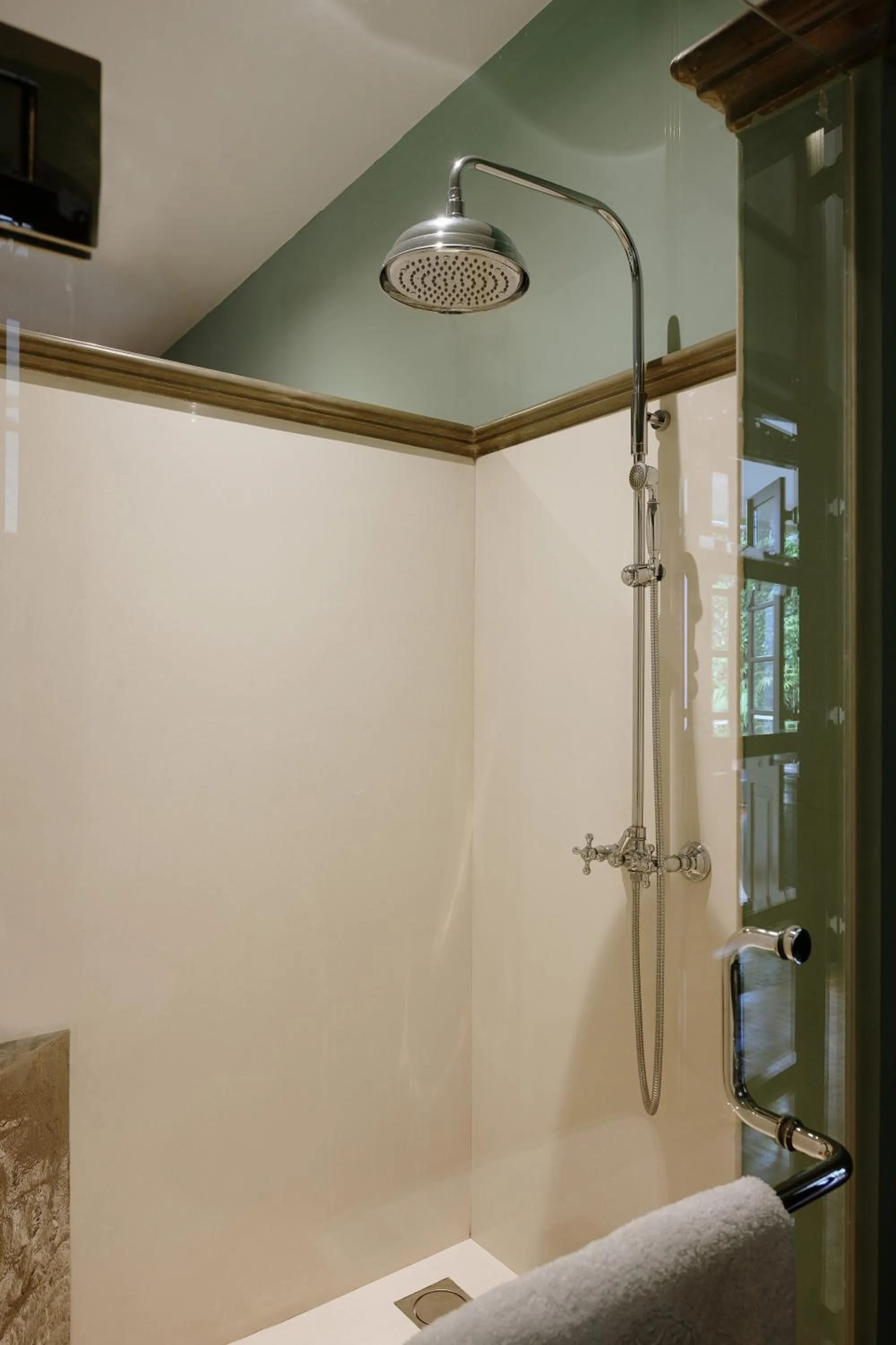 Shower in Maniumpathy Hotel