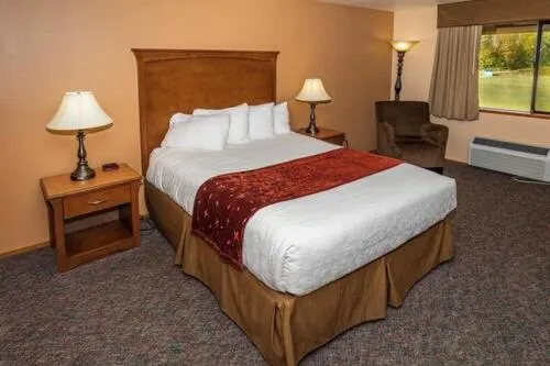 Deluxe Room, 1 King Bed, Refrigerator & Microwave, Top Floor in Cowlitz River Lodge