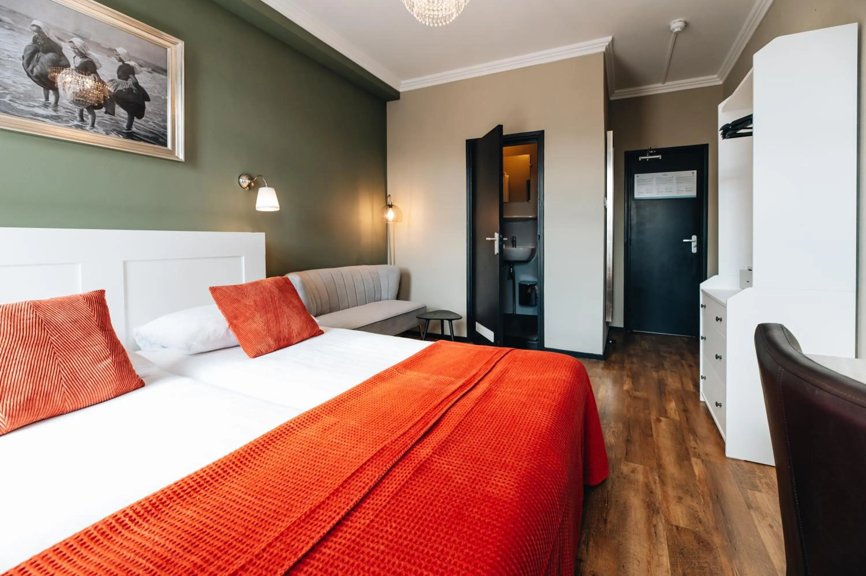 Photo of the whole room, Bed in Hotel Renesse