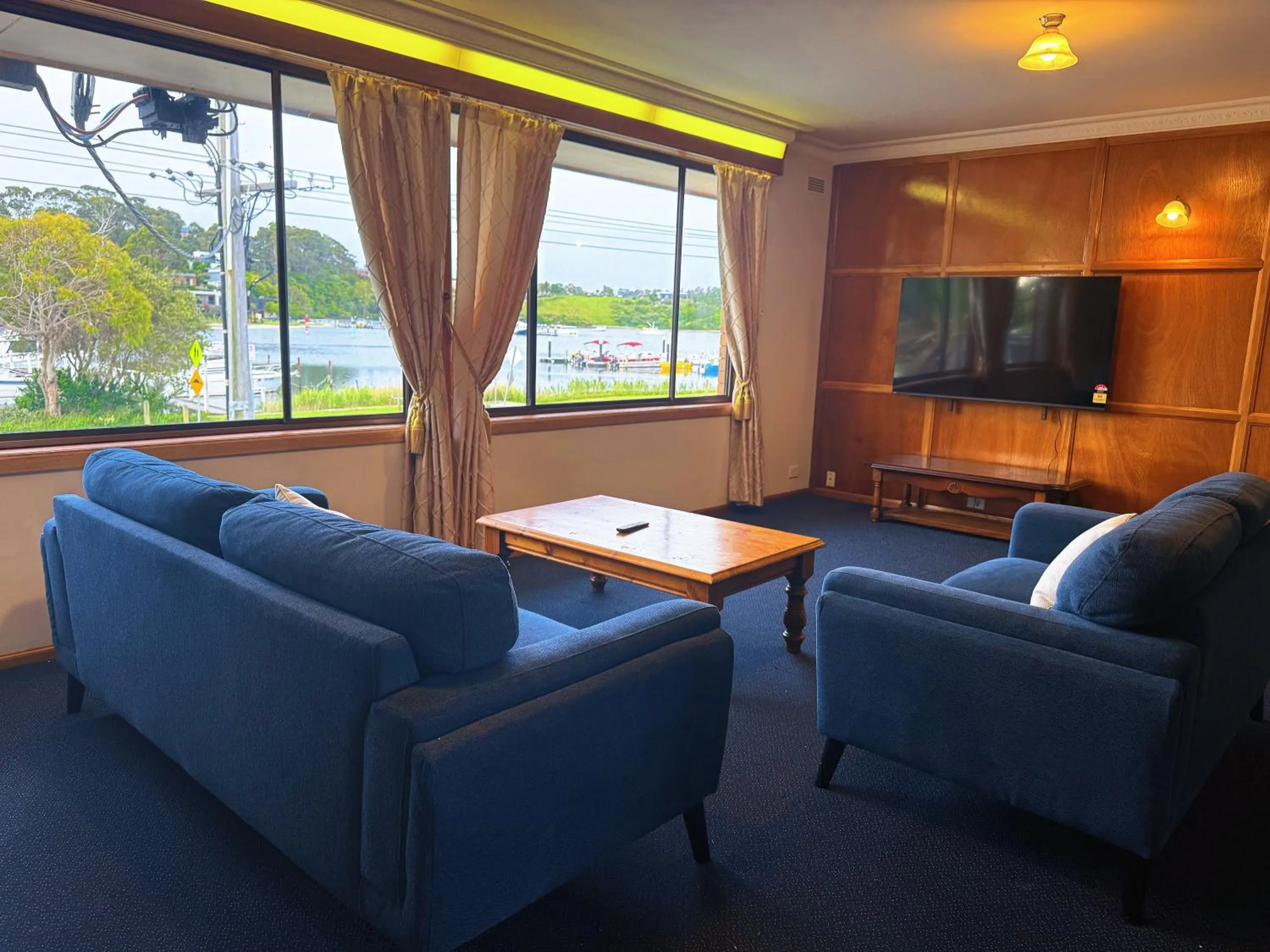 Living room in Lakeside Motel Waterfront