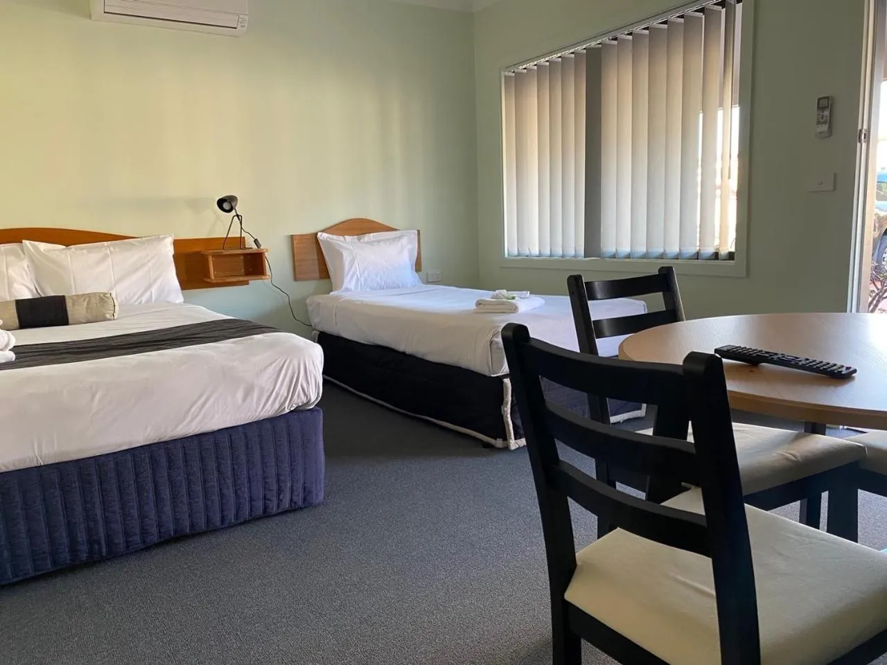 Photo of the whole room, Bed in Lakeside Motel Waterfront