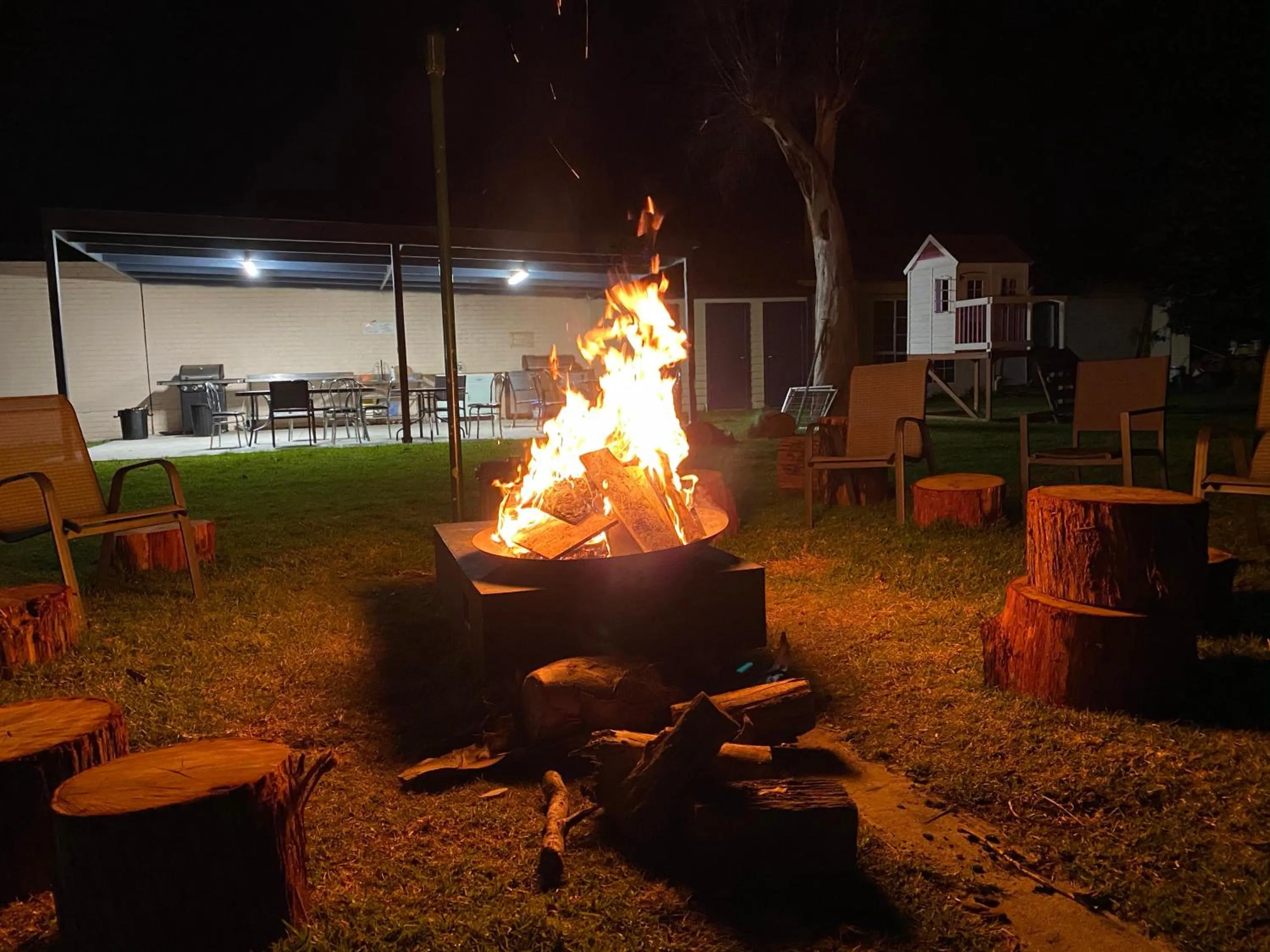 Evening entertainment in Lakeside Motel Waterfront