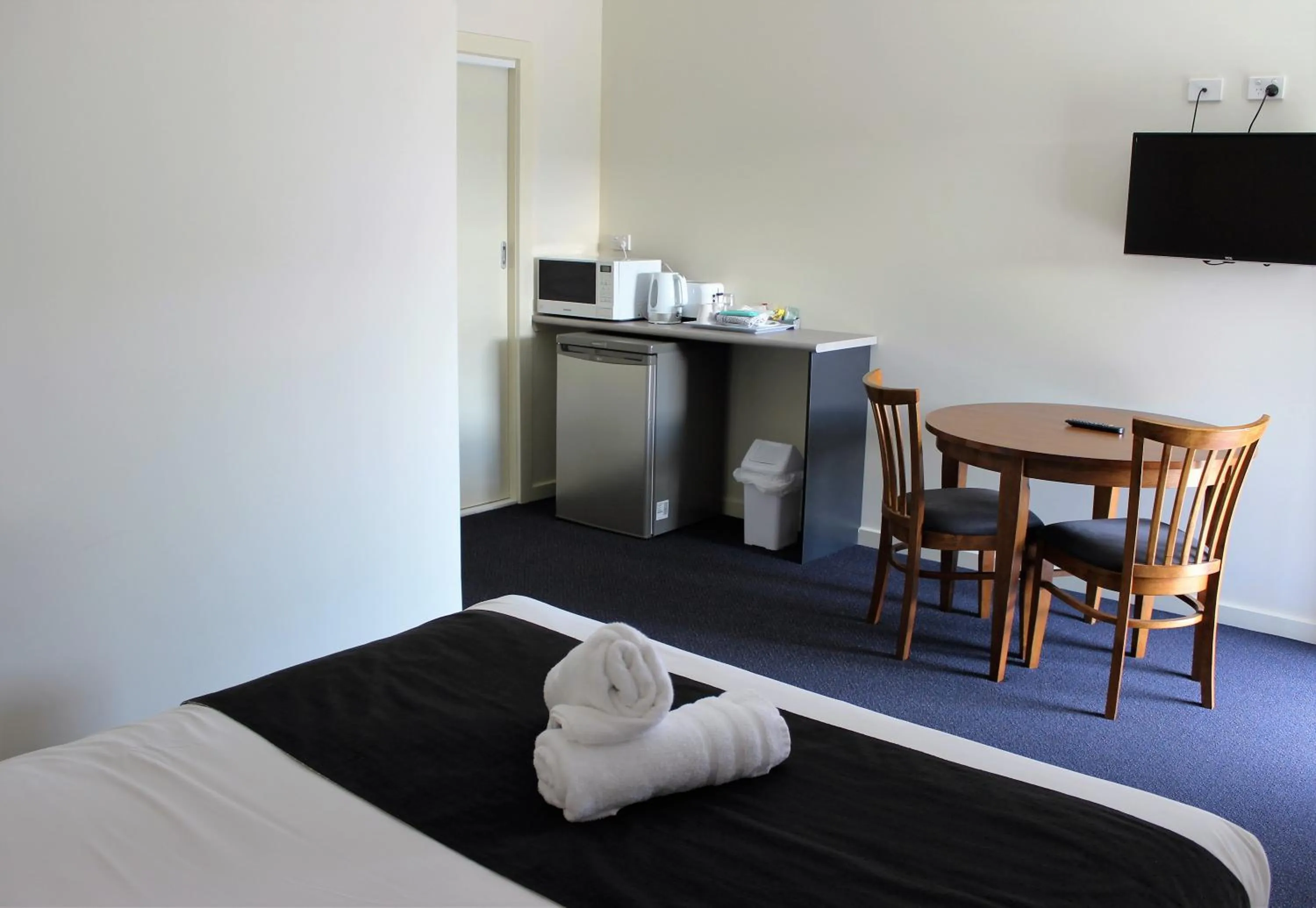 Decorative detail, Bed in Lakeside Motel Waterfront