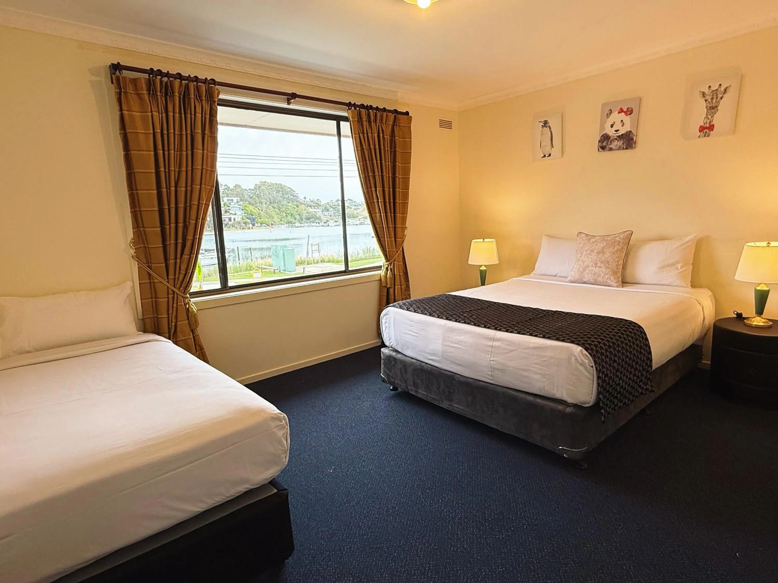 Bedroom, Bed in Lakeside Motel Waterfront