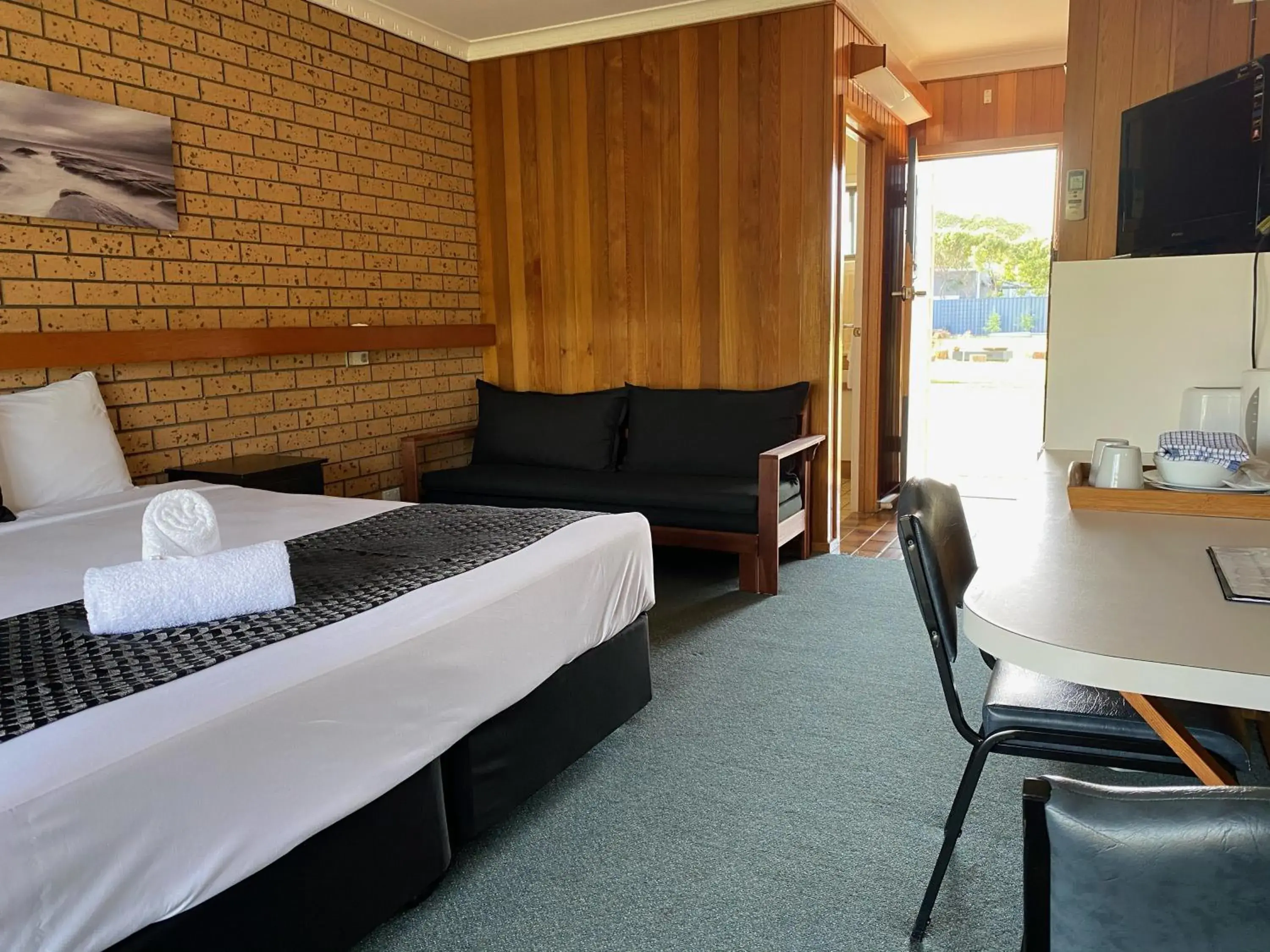 King Room with Lake View in Lakeside Motel Waterfront King Room with Lake View in Lakeside Motel Waterfront