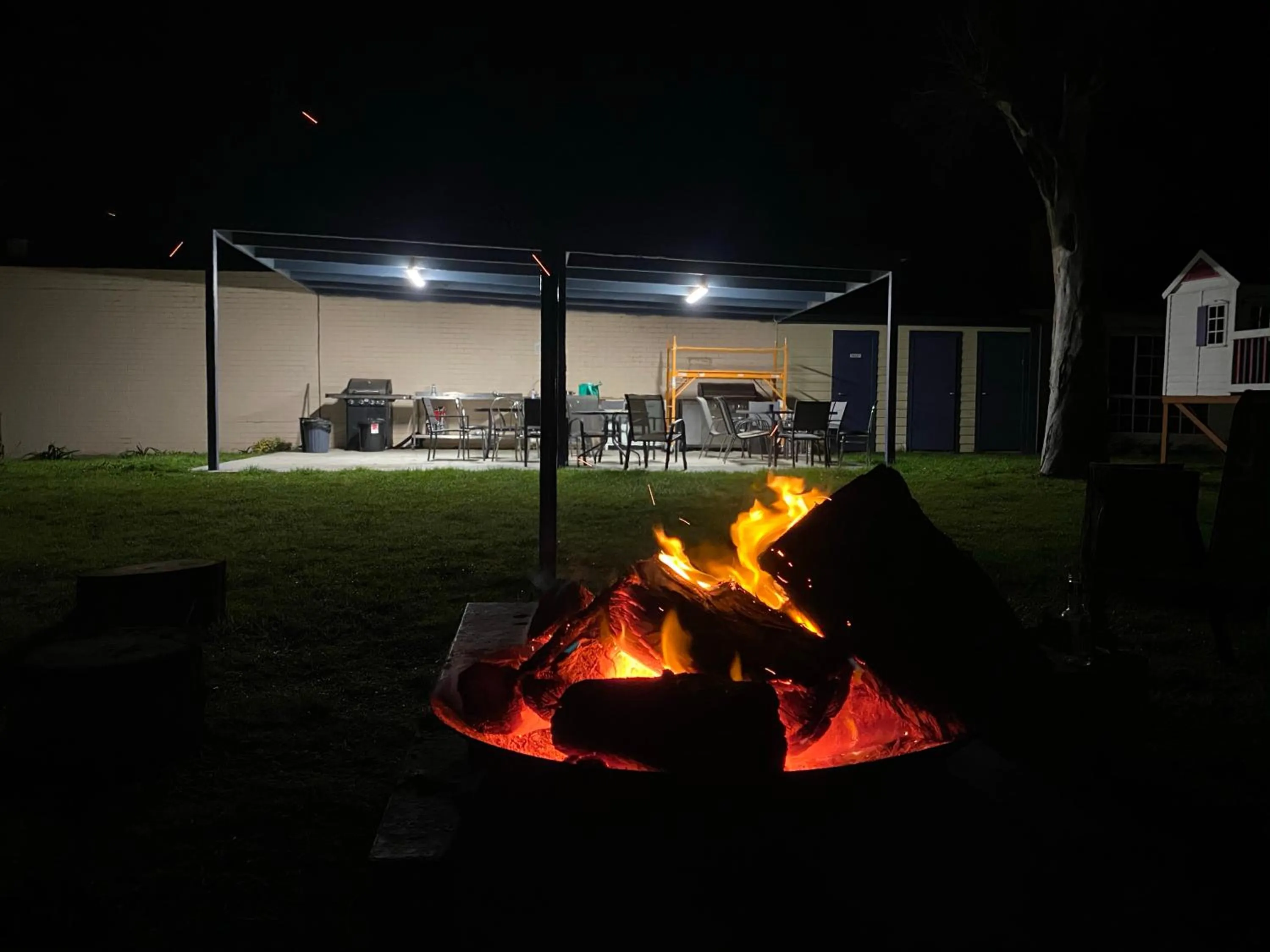 Night in Lakeside Motel Waterfront