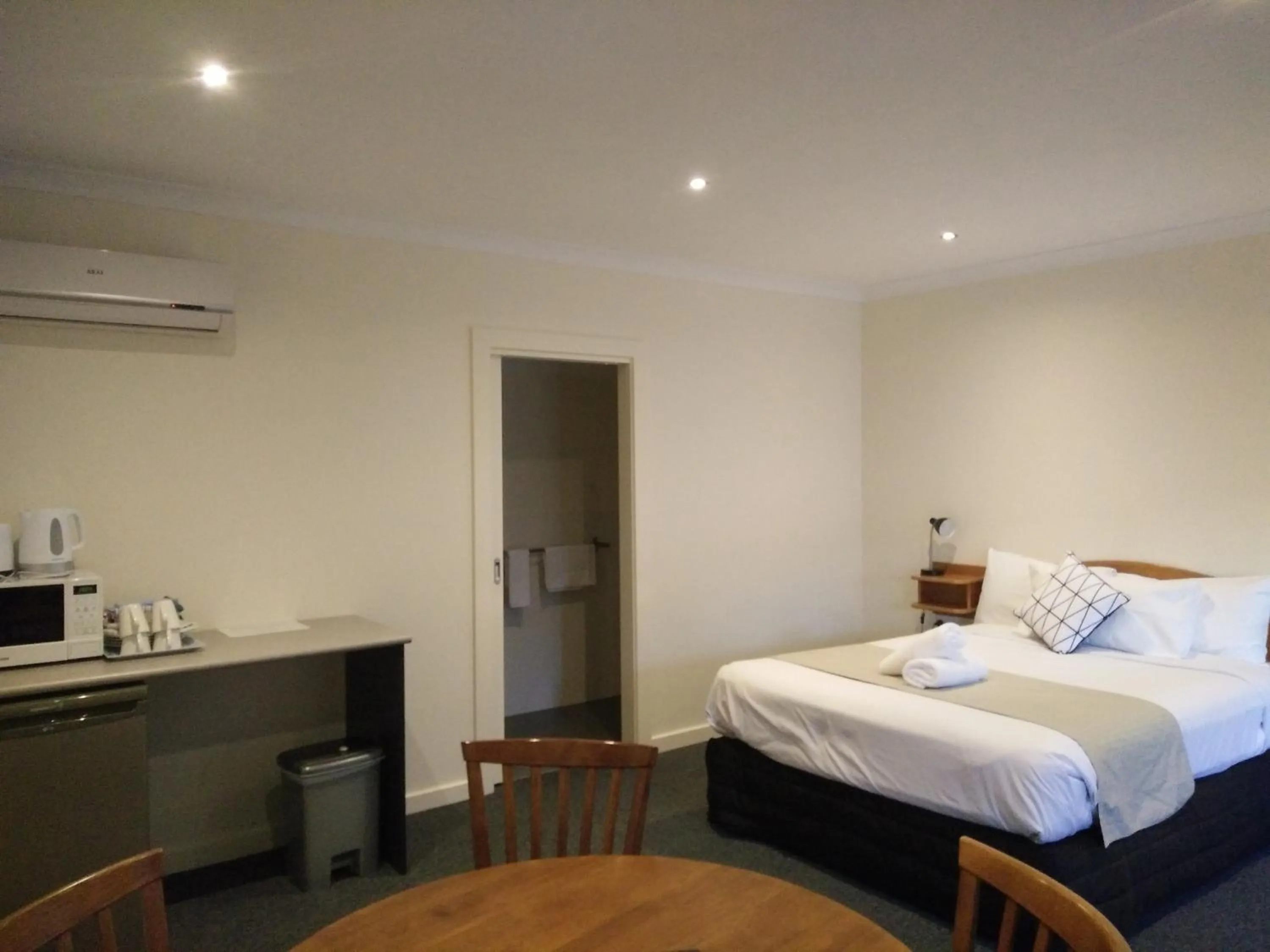 Photo of the whole room, Bed in Lakeside Motel Waterfront