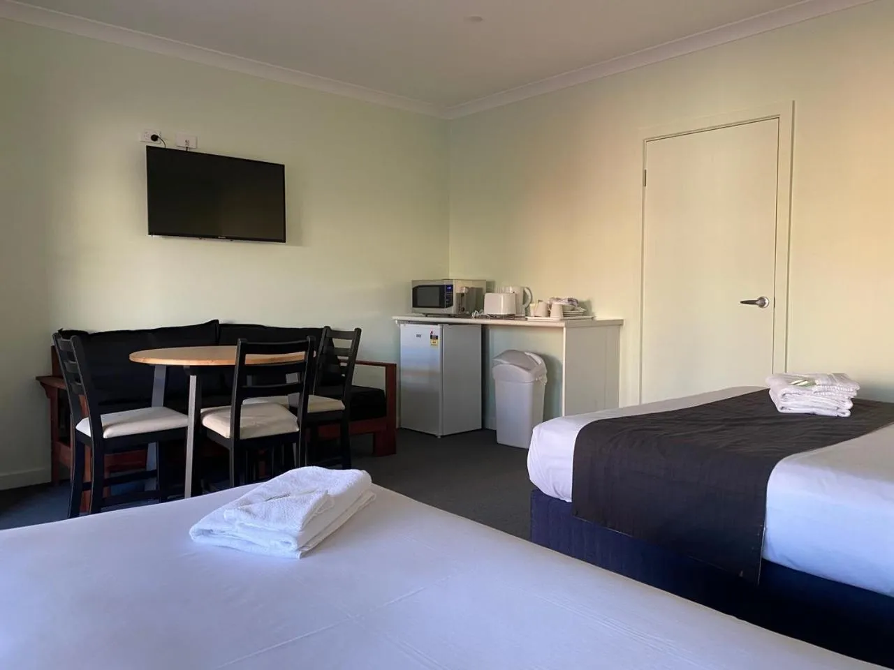 Photo of the whole room, Bed in Lakeside Motel Waterfront