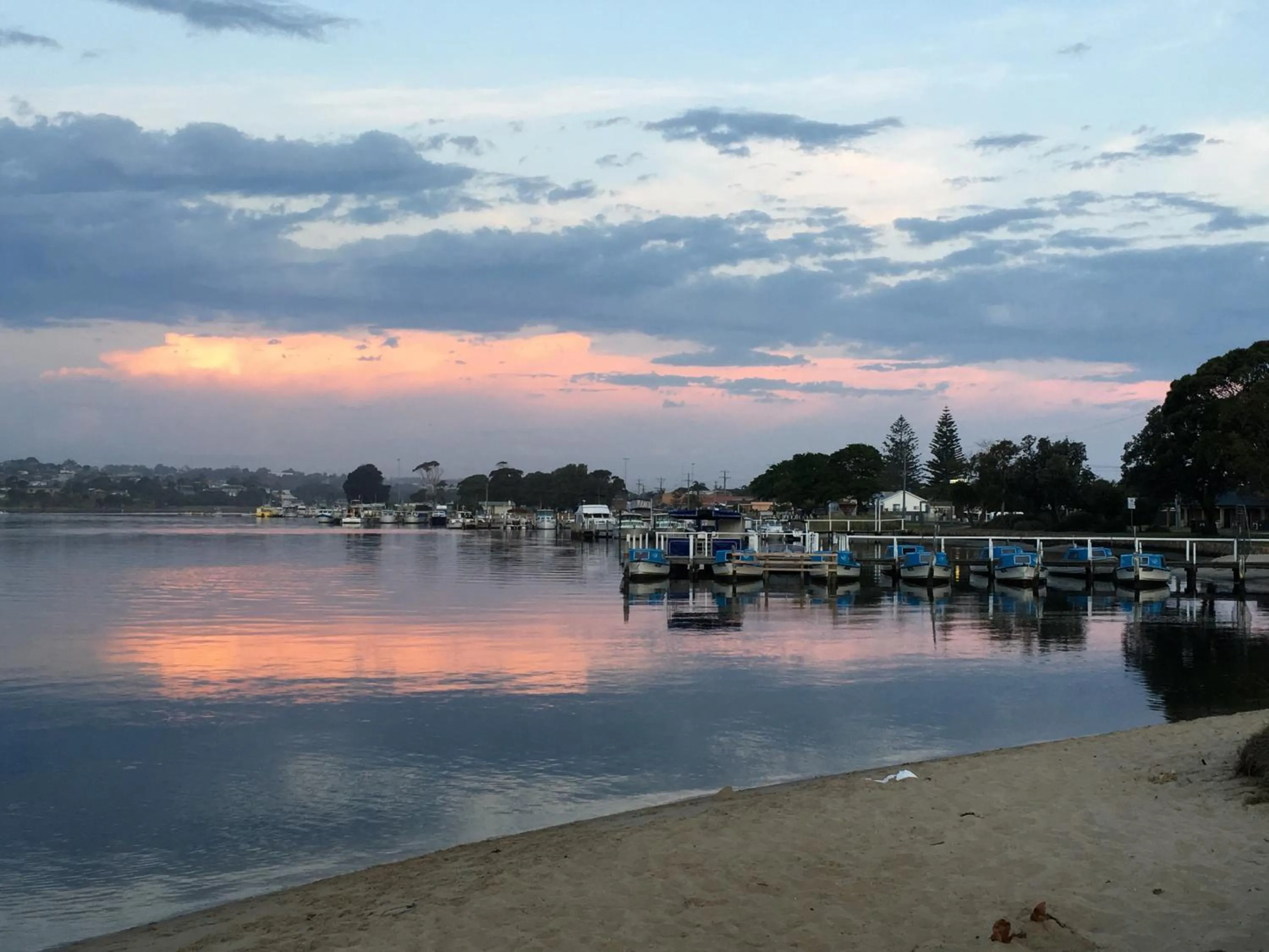 Beach in Lakeside Motel Waterfront