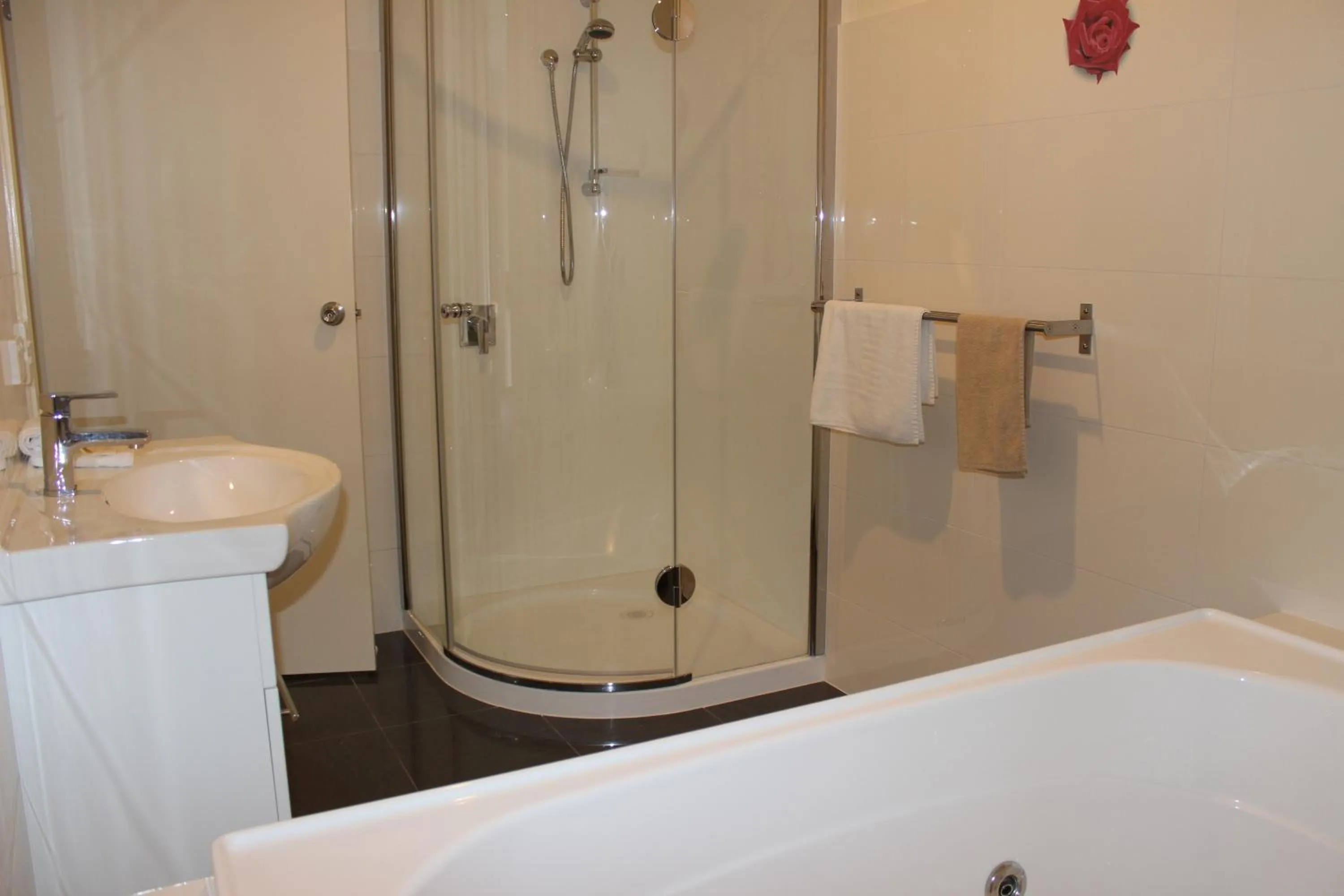 Bathroom in Lakeside Motel Waterfront