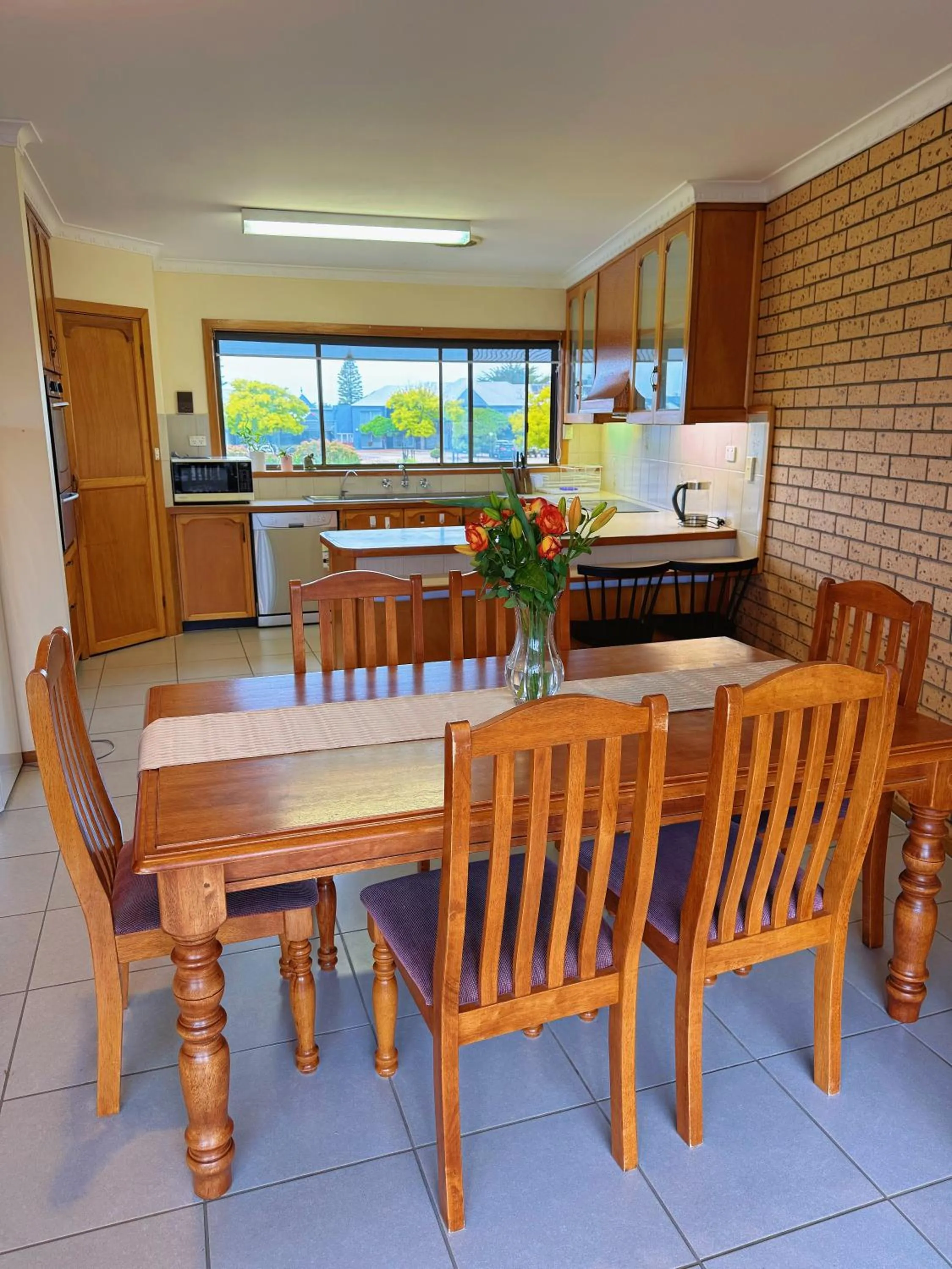 Kitchen or kitchenette in Lakeside Motel Waterfront