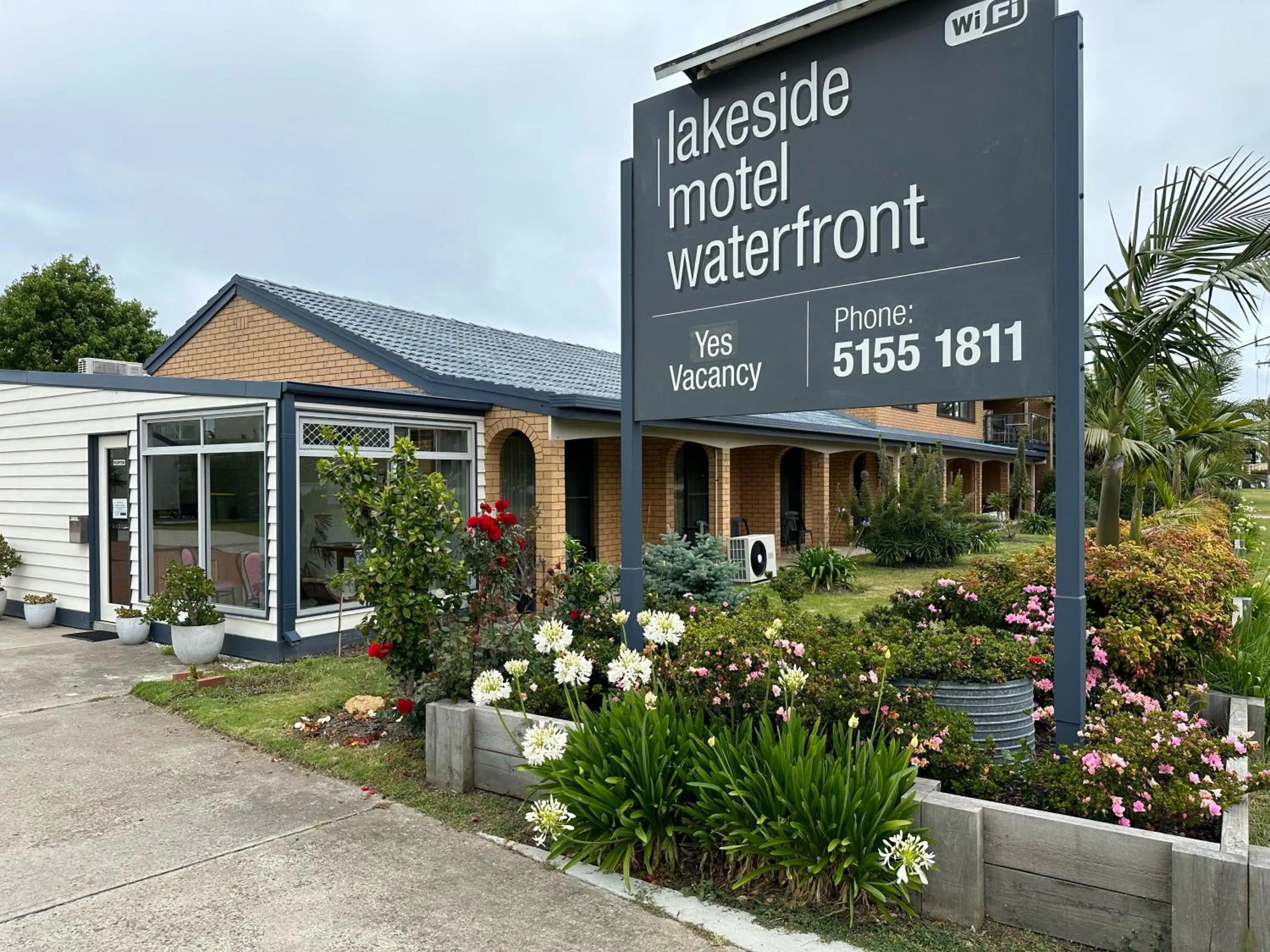 Property building in Lakeside Motel Waterfront