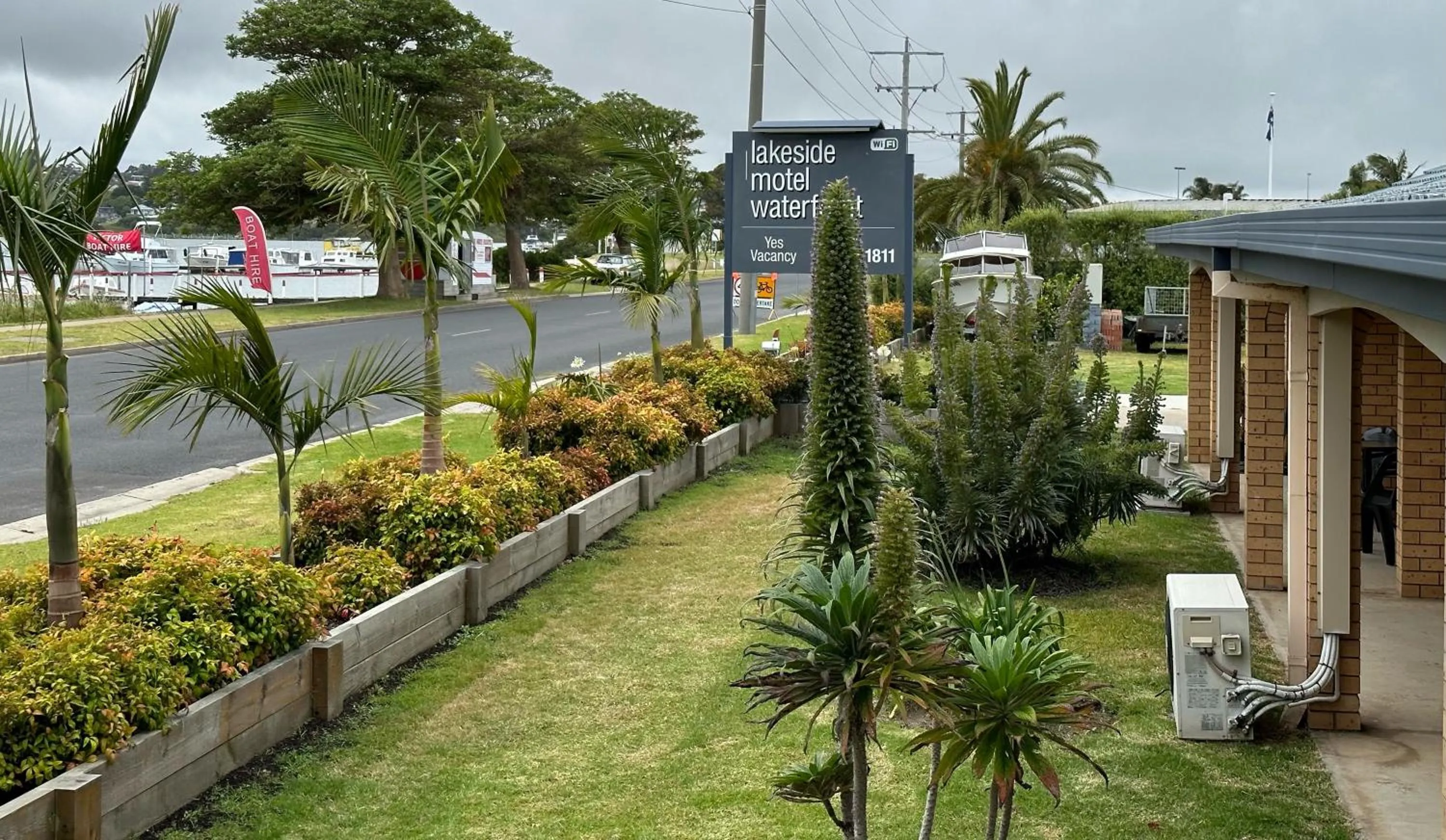 Garden in Lakeside Motel Waterfront