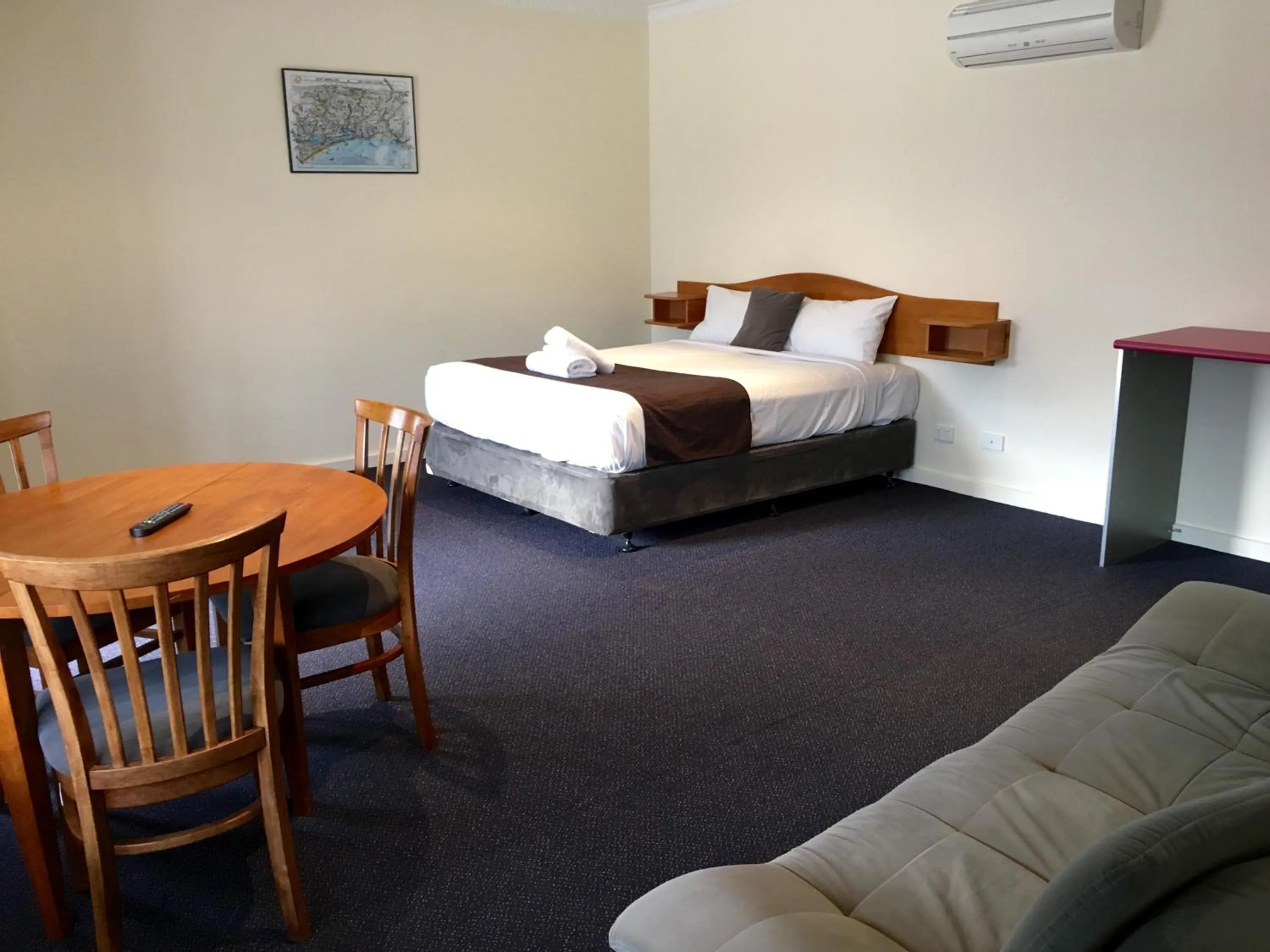 Photo of the whole room, Bed in Lakeside Motel Waterfront