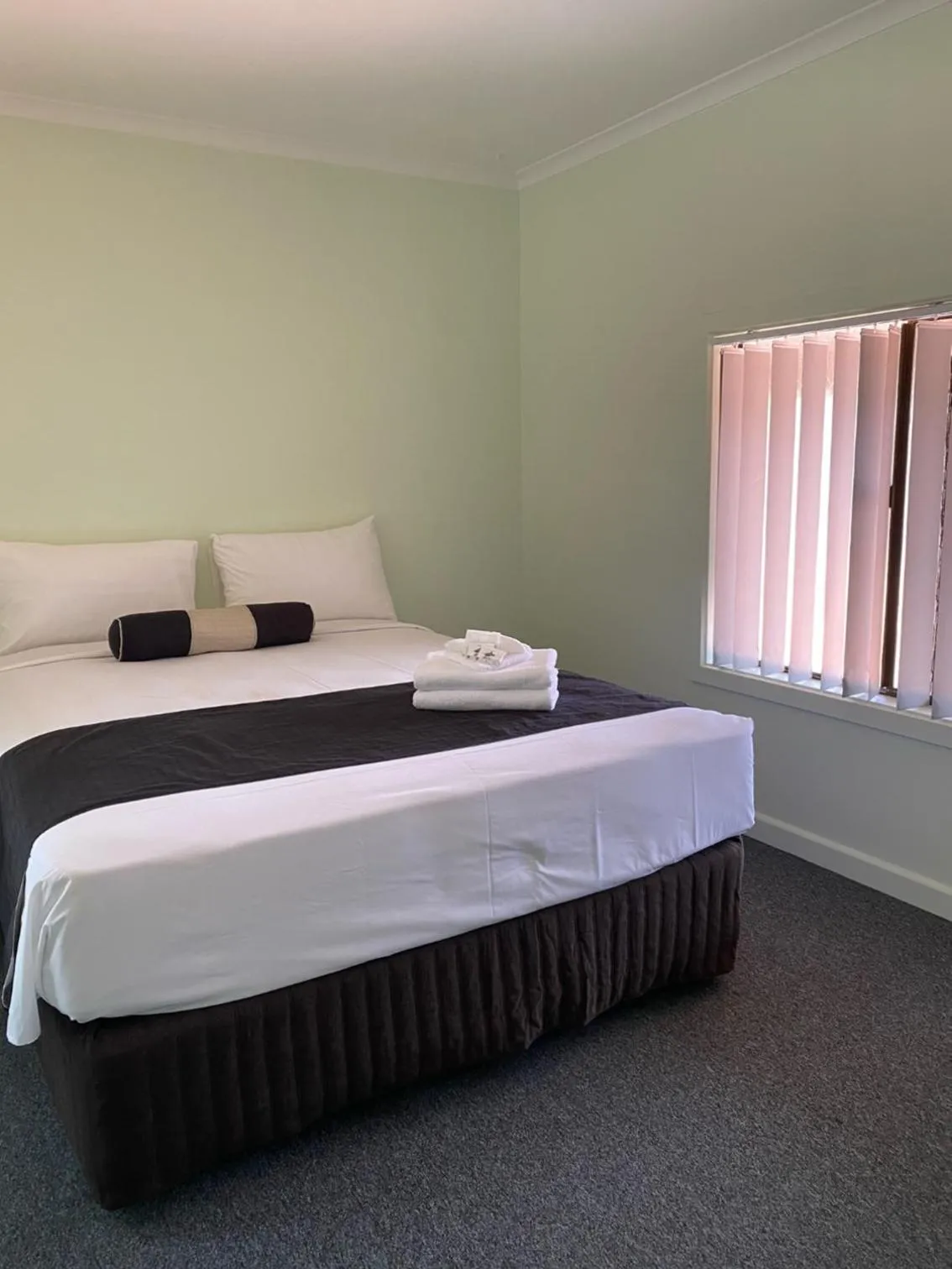 Bed in Lakeside Motel Waterfront