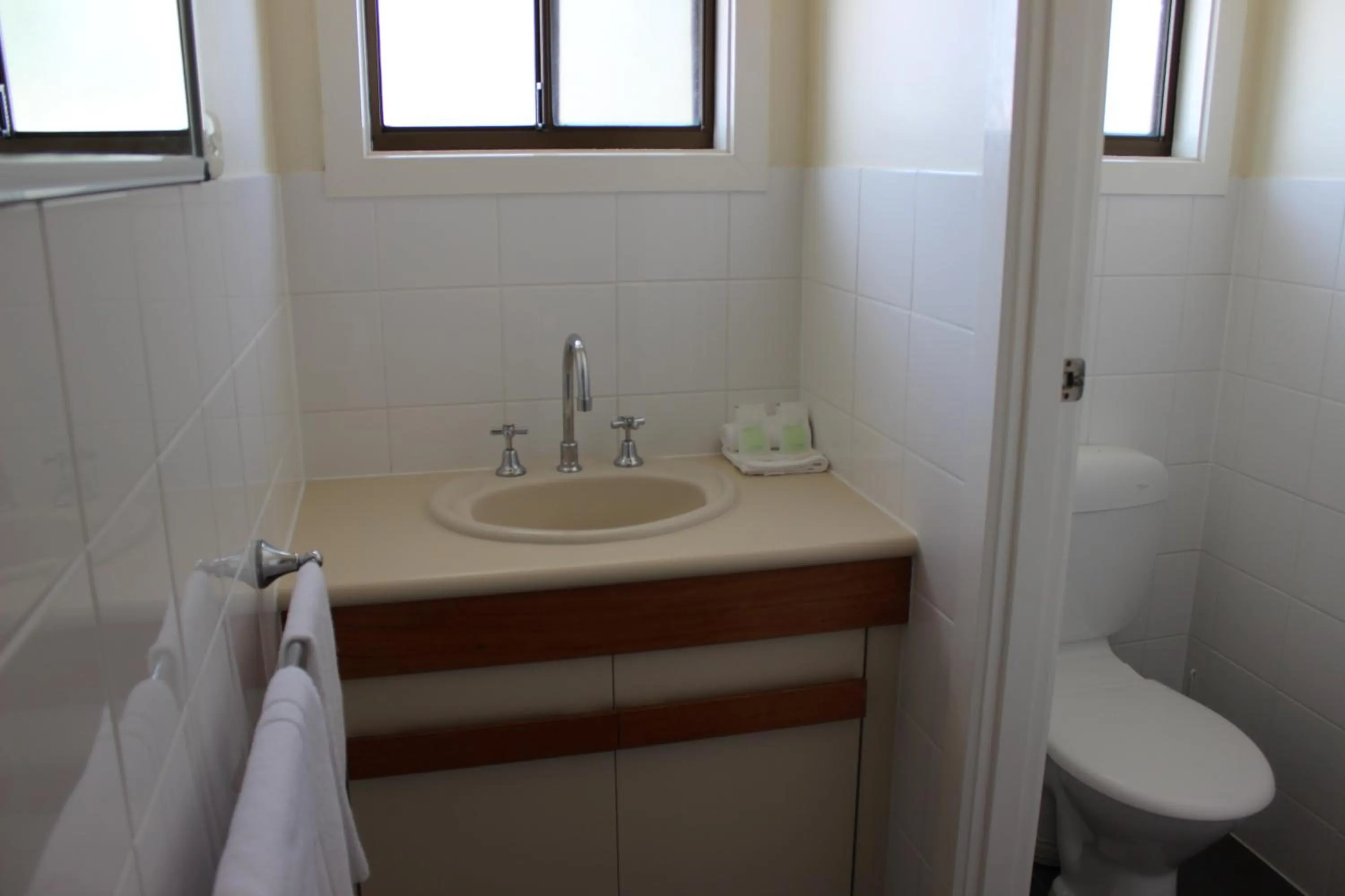 Day in Lakeside Motel Waterfront