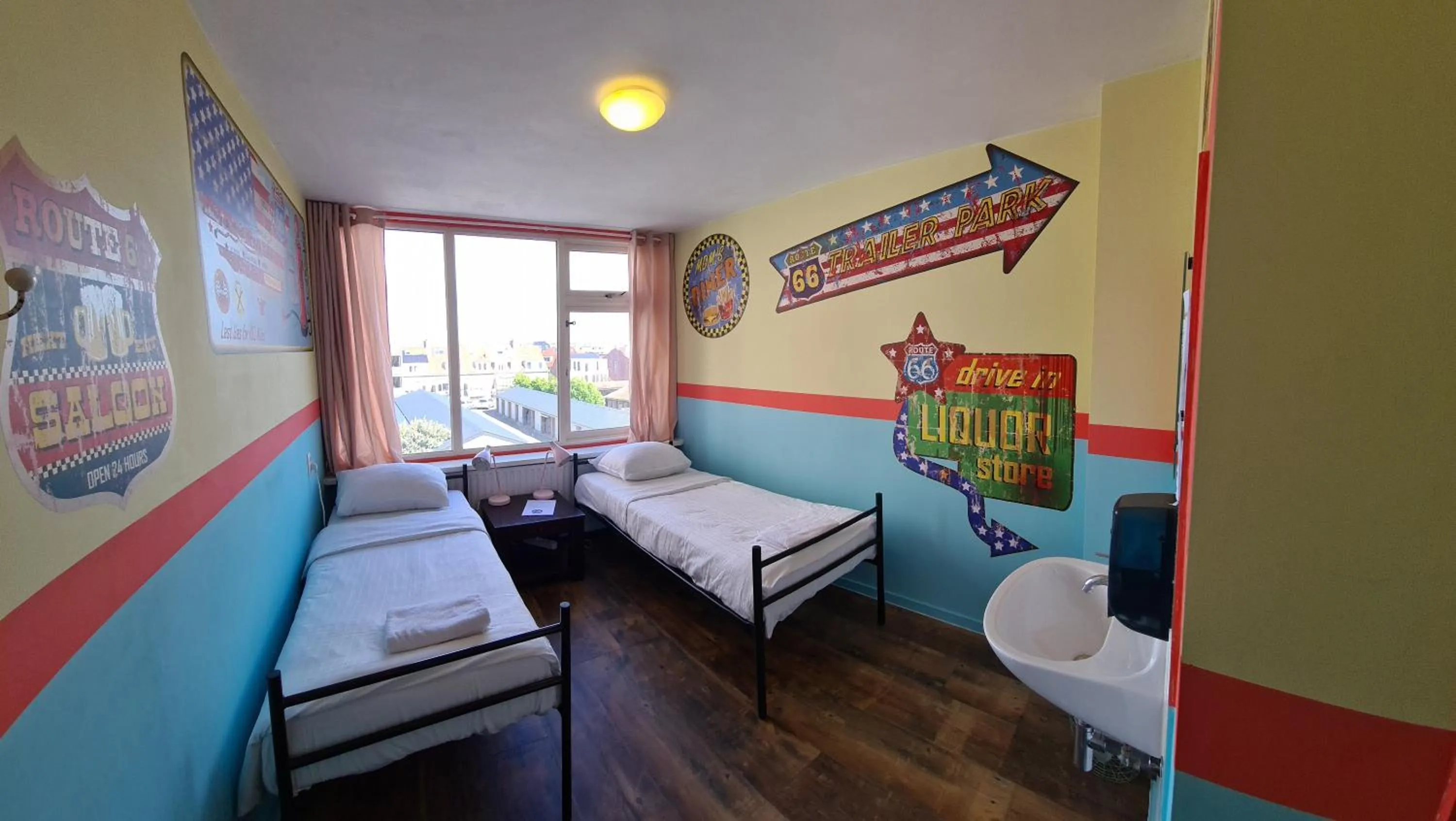 Bedroom, Bed in The Flying Pig Beach Hostel Age 18 to 40