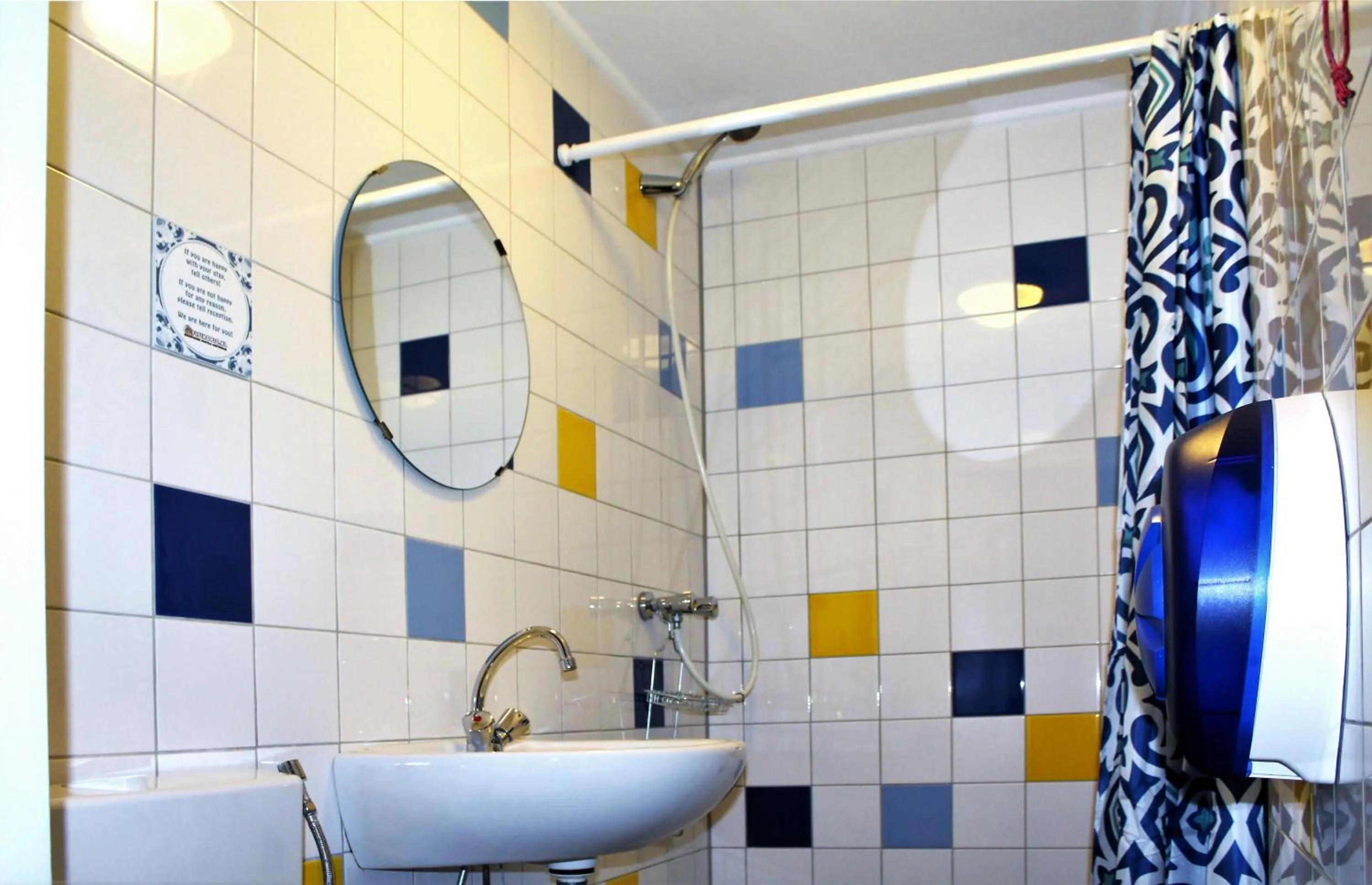 Bathroom in The Flying Pig Beach Hostel Age 18 to 40