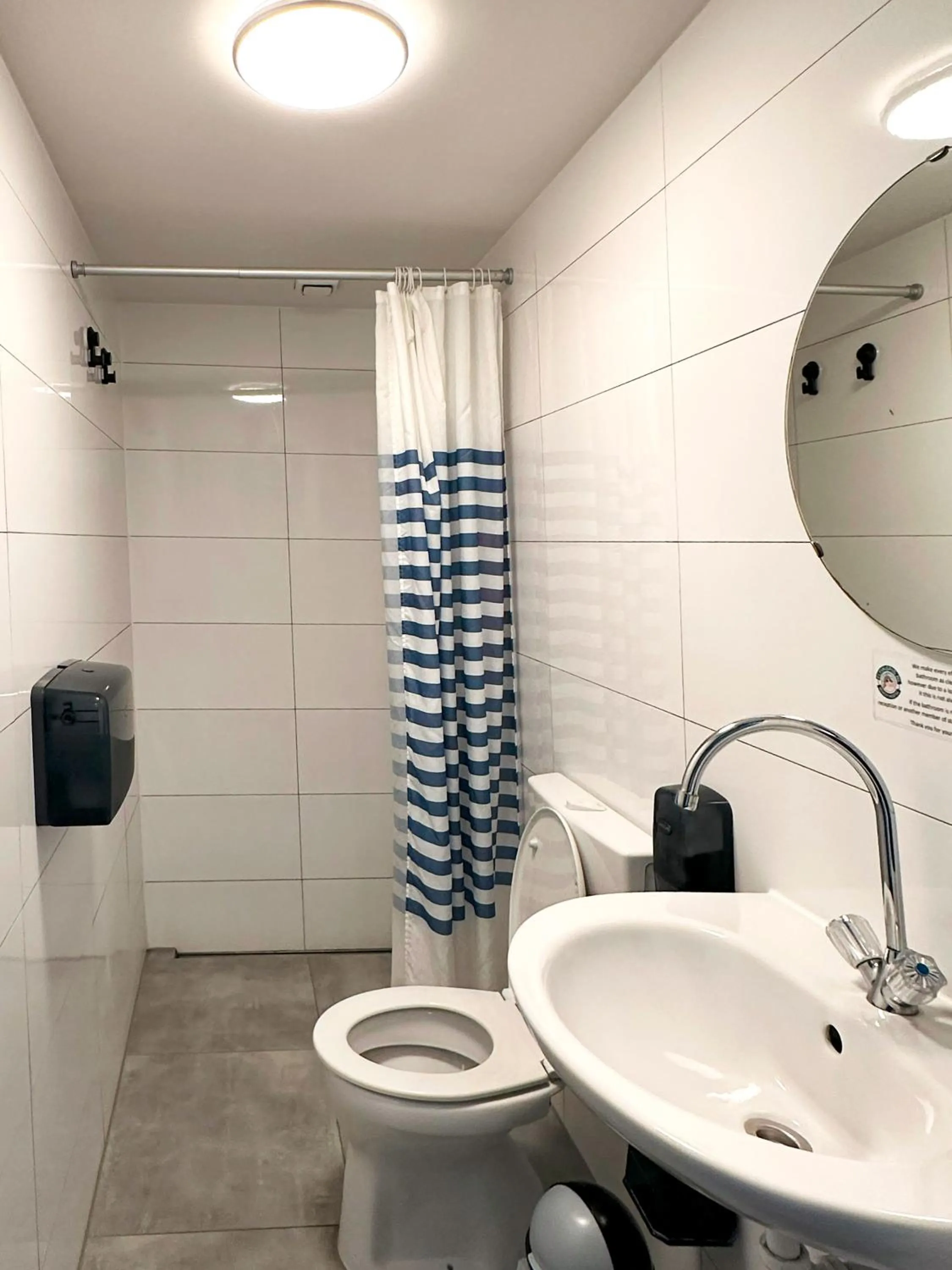 Bathroom in The Flying Pig Beach Hostel Age 18 to 40