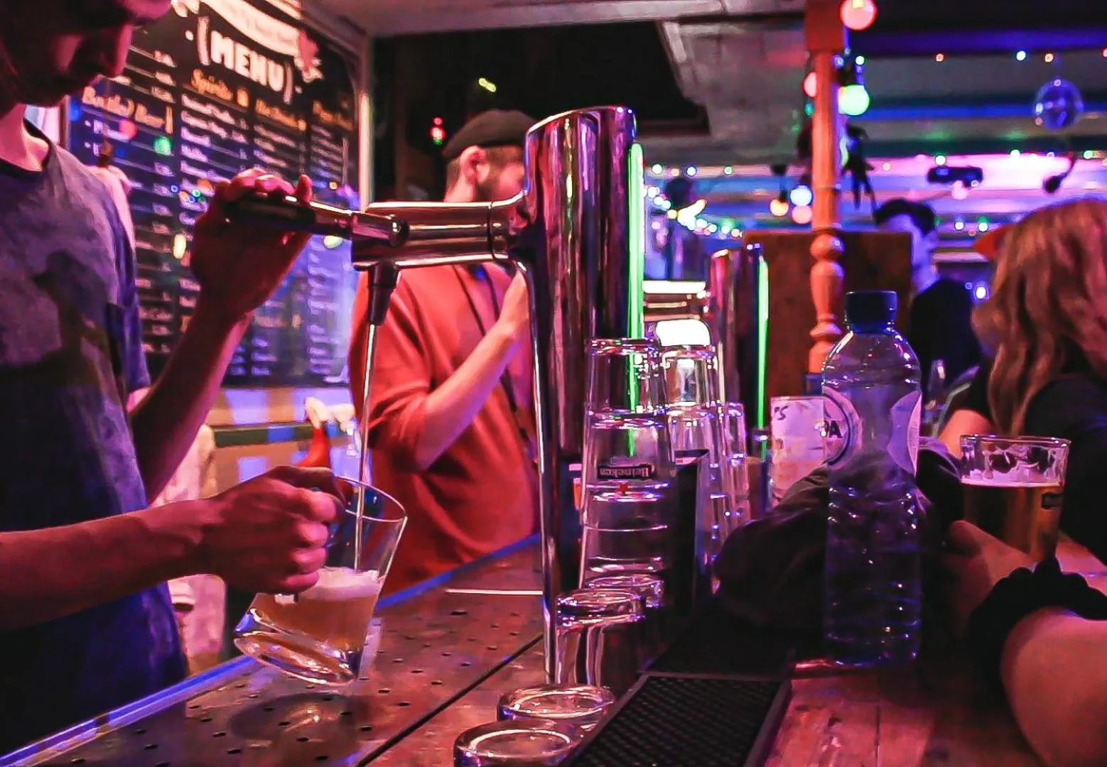 Lounge or bar in The Flying Pig Beach Hostel Age 18 to 40