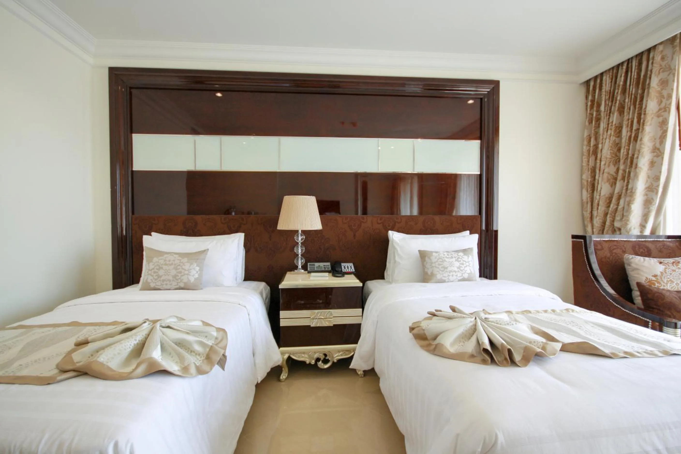 Photo of the whole room, Bed in LK President