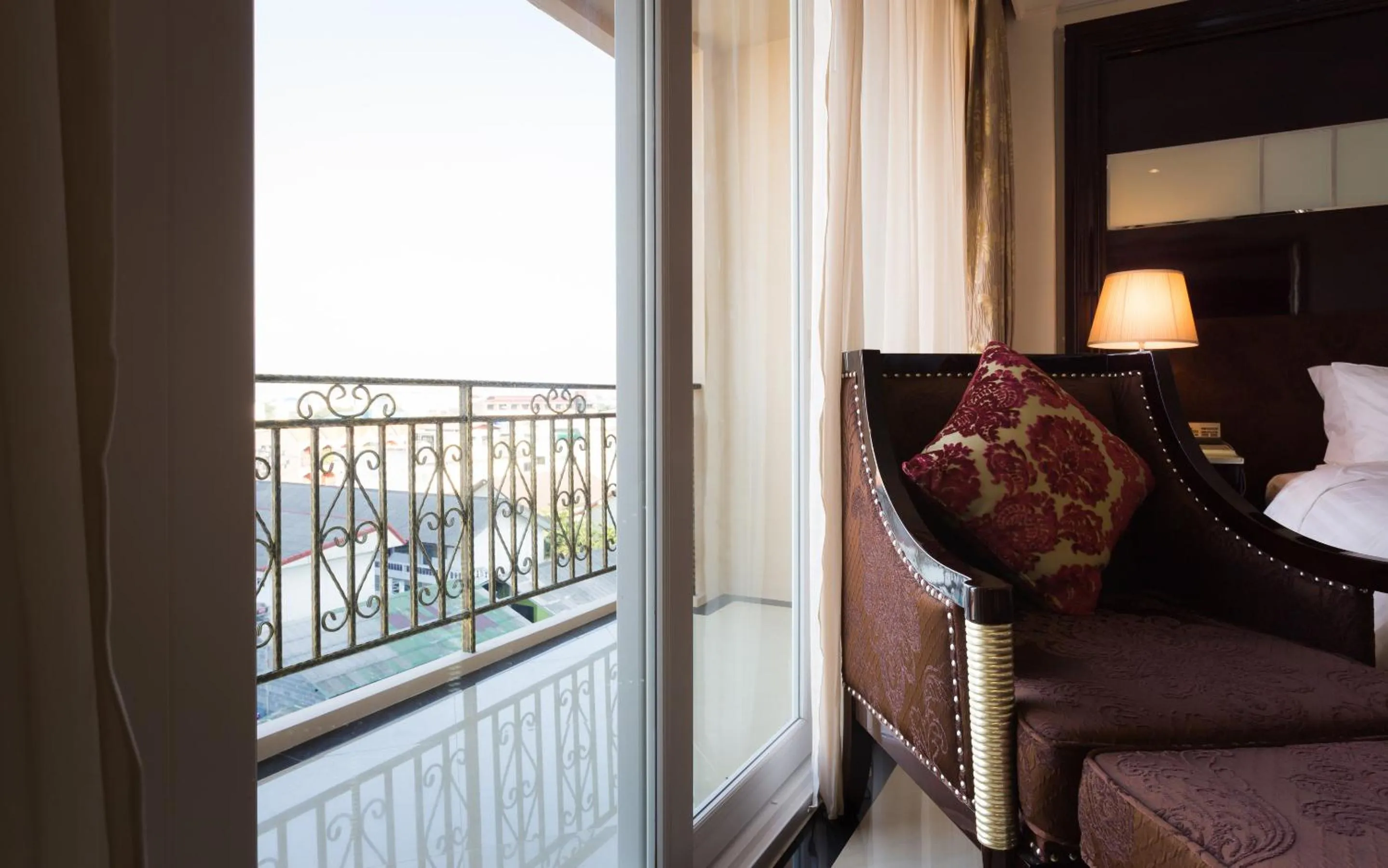 Day, Bed in LK President