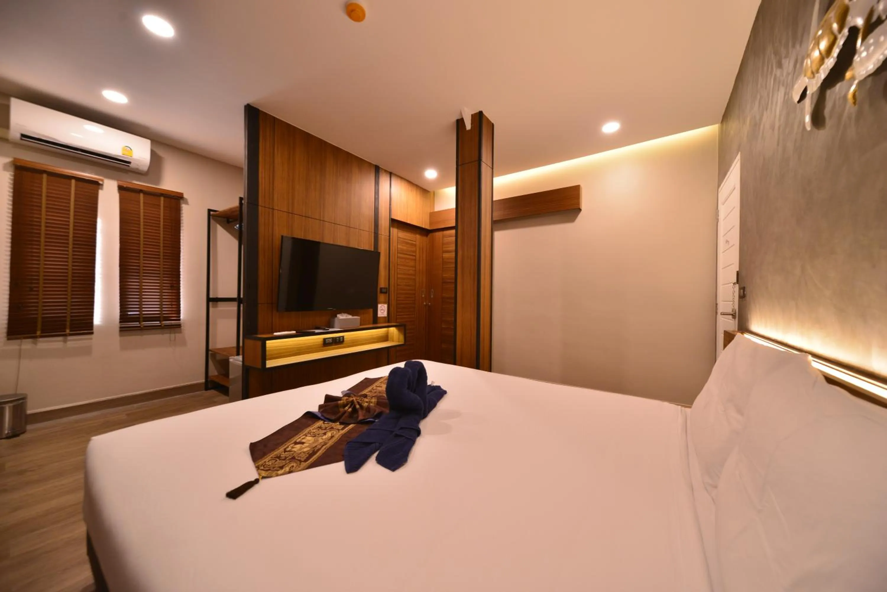 Bedroom, Bed in Sureena Hotel