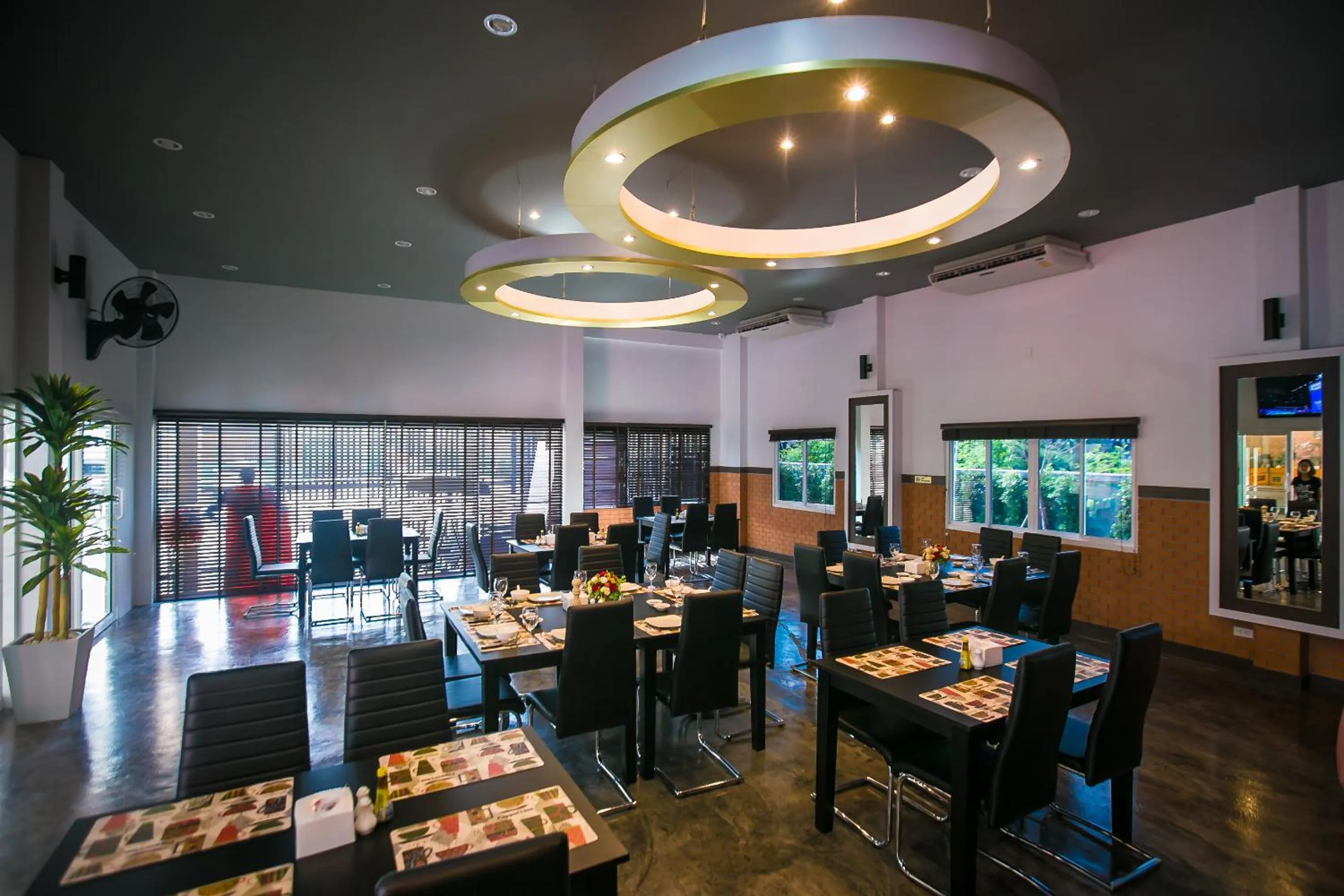 Restaurant/places to eat in The S.G Hotel