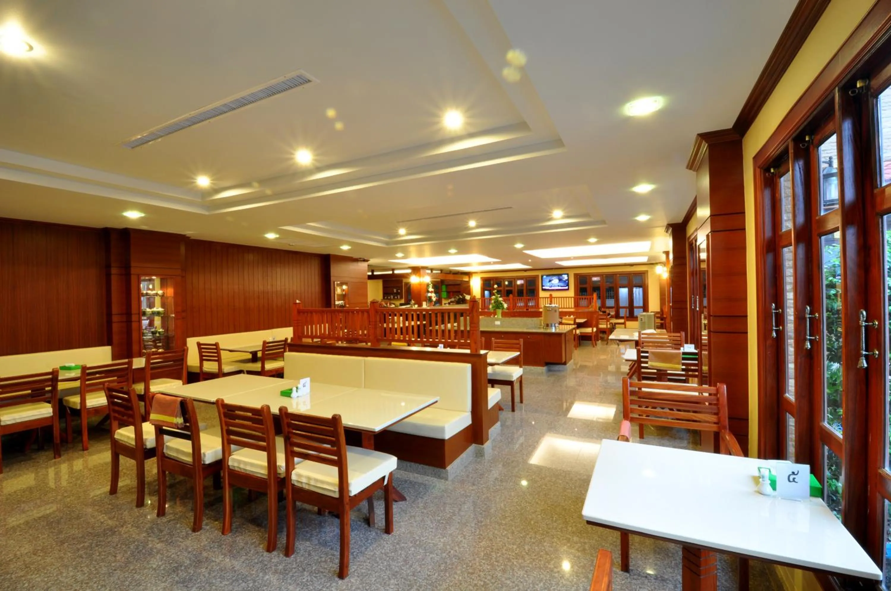 Restaurant/places to eat in Busyarin Hotel