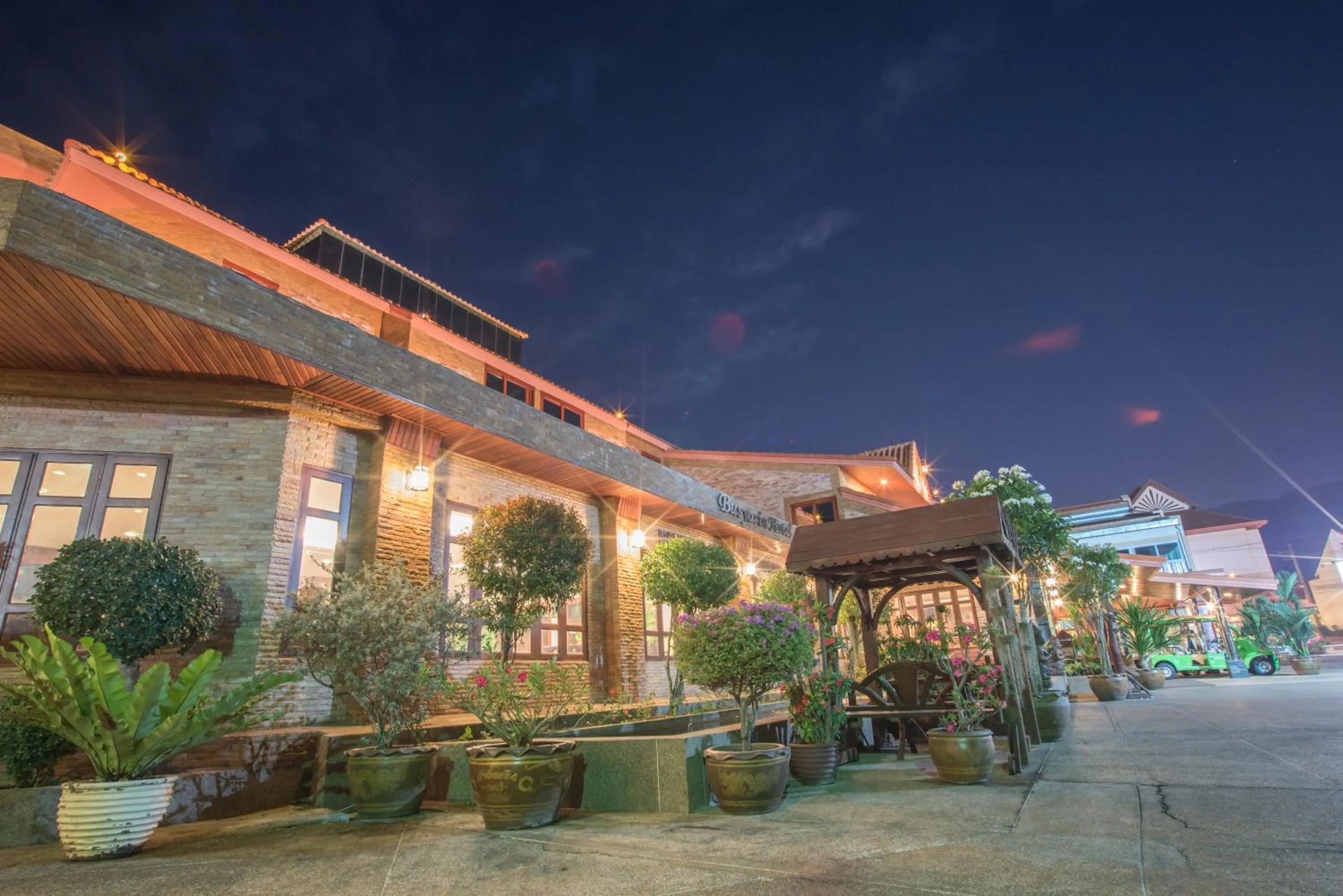 Facade/entrance in Busyarin Hotel