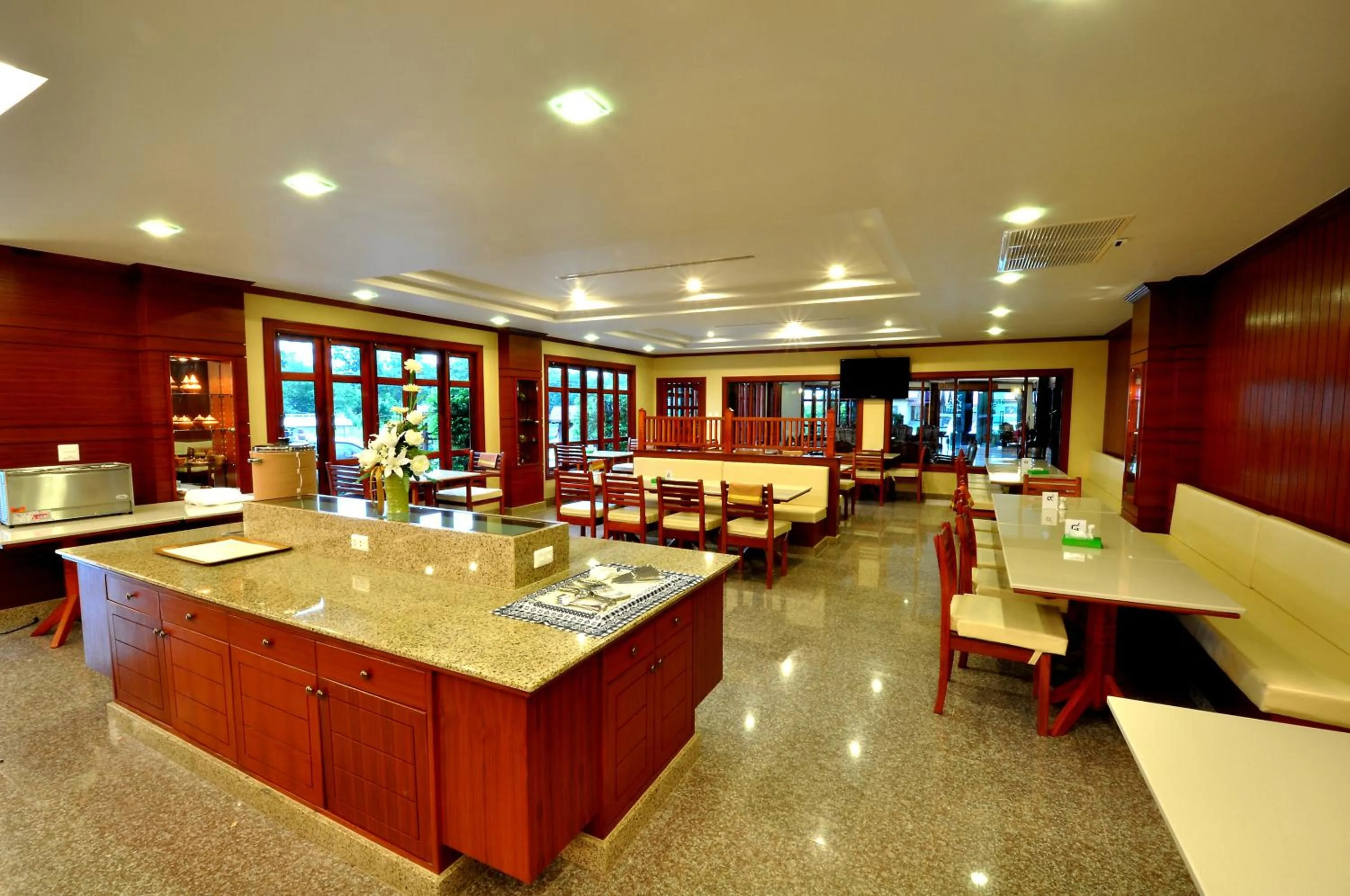 Restaurant/places to eat in Busyarin Hotel