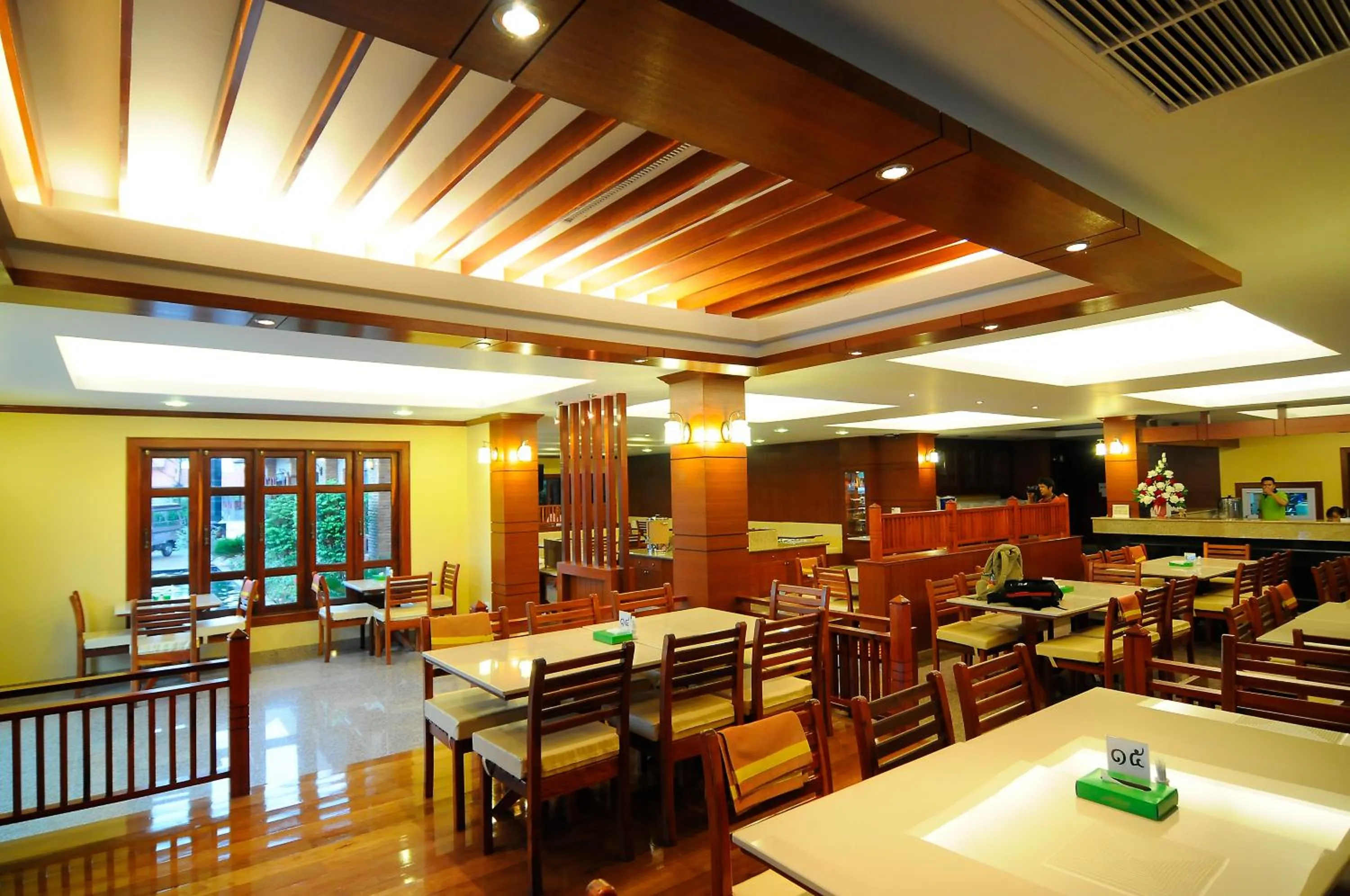 Restaurant/places to eat in Busyarin Hotel