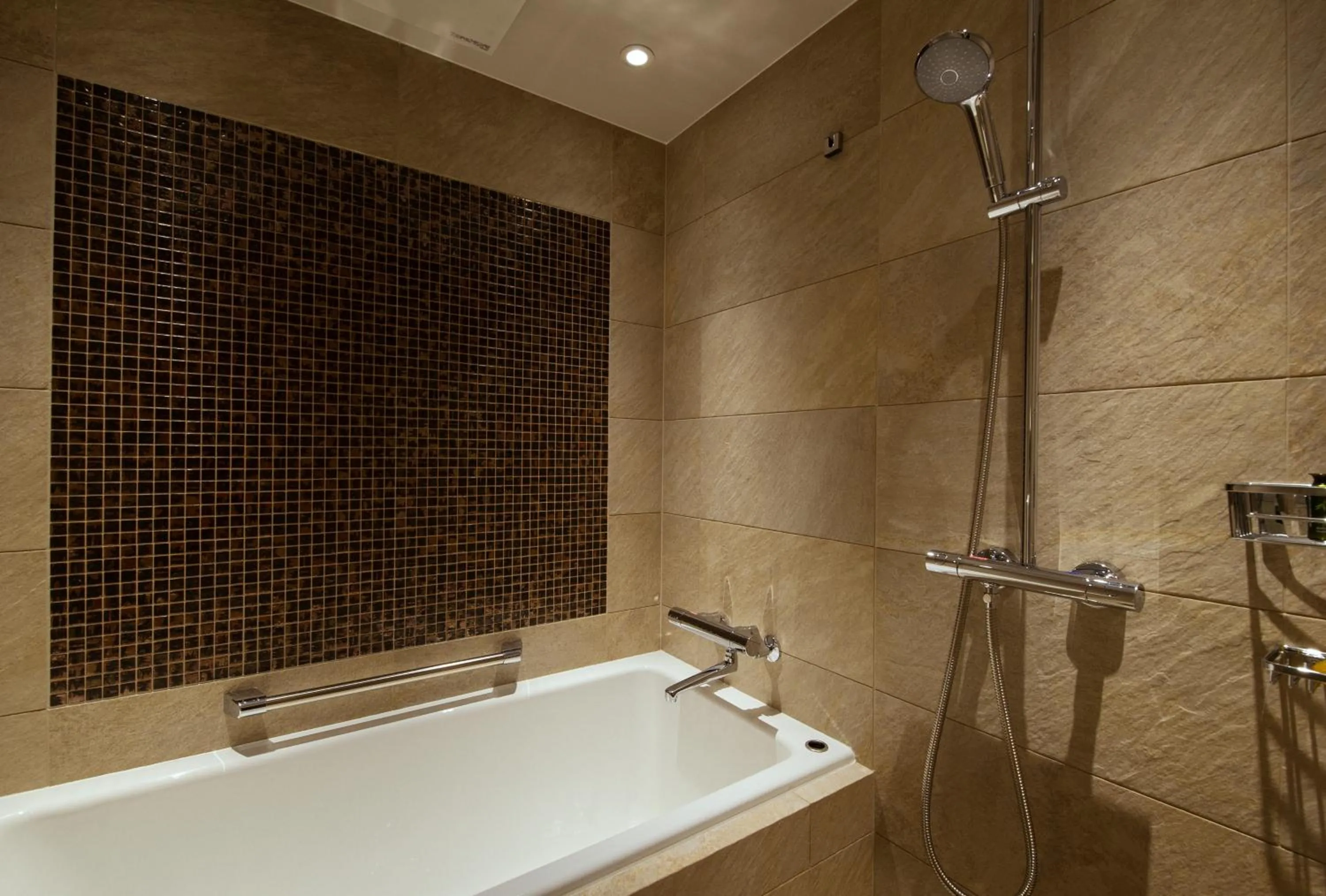 Shower in Oakwood Premier Tokyo