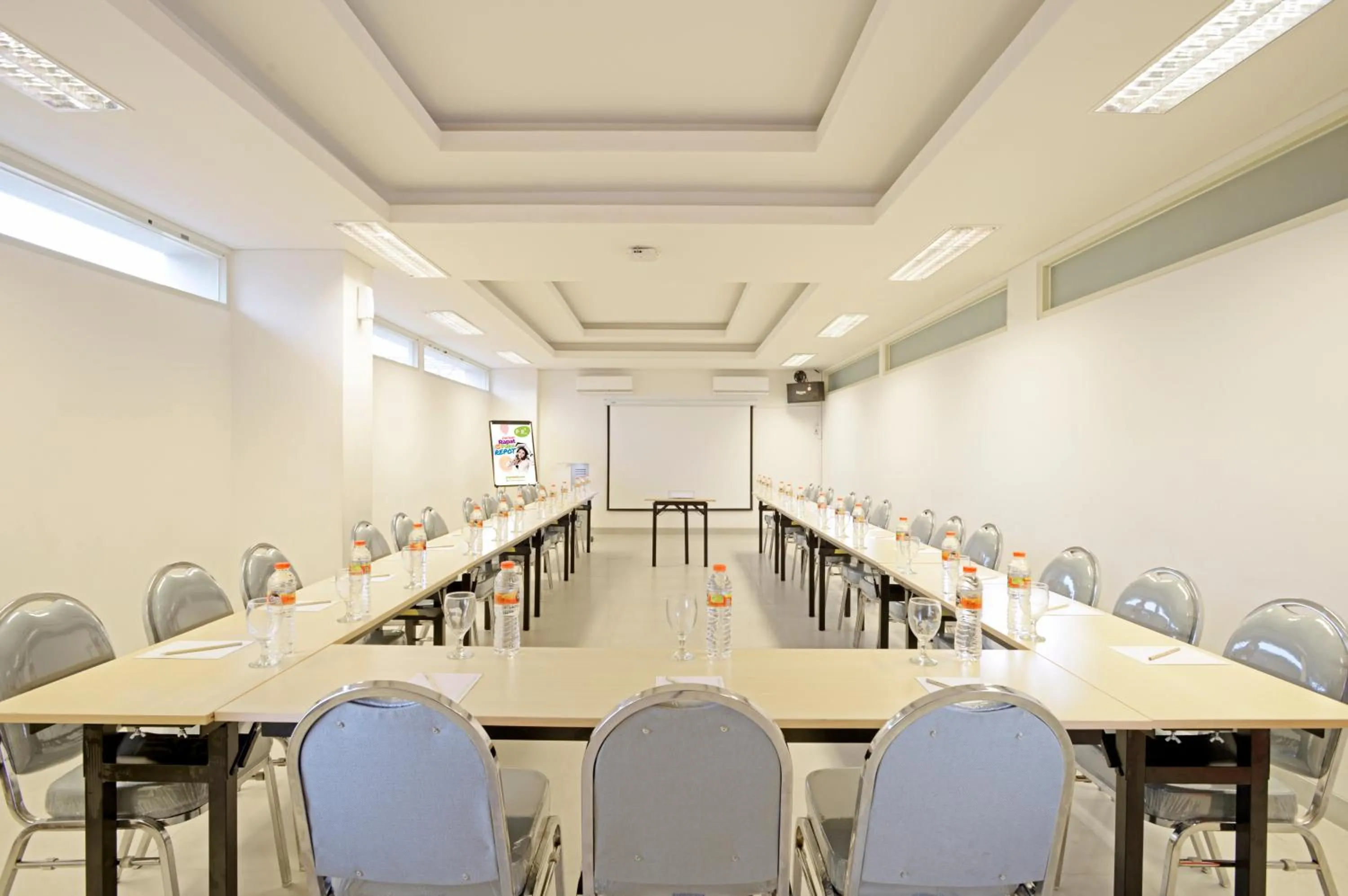 Meeting/conference room in POP! Hotel Diponegoro