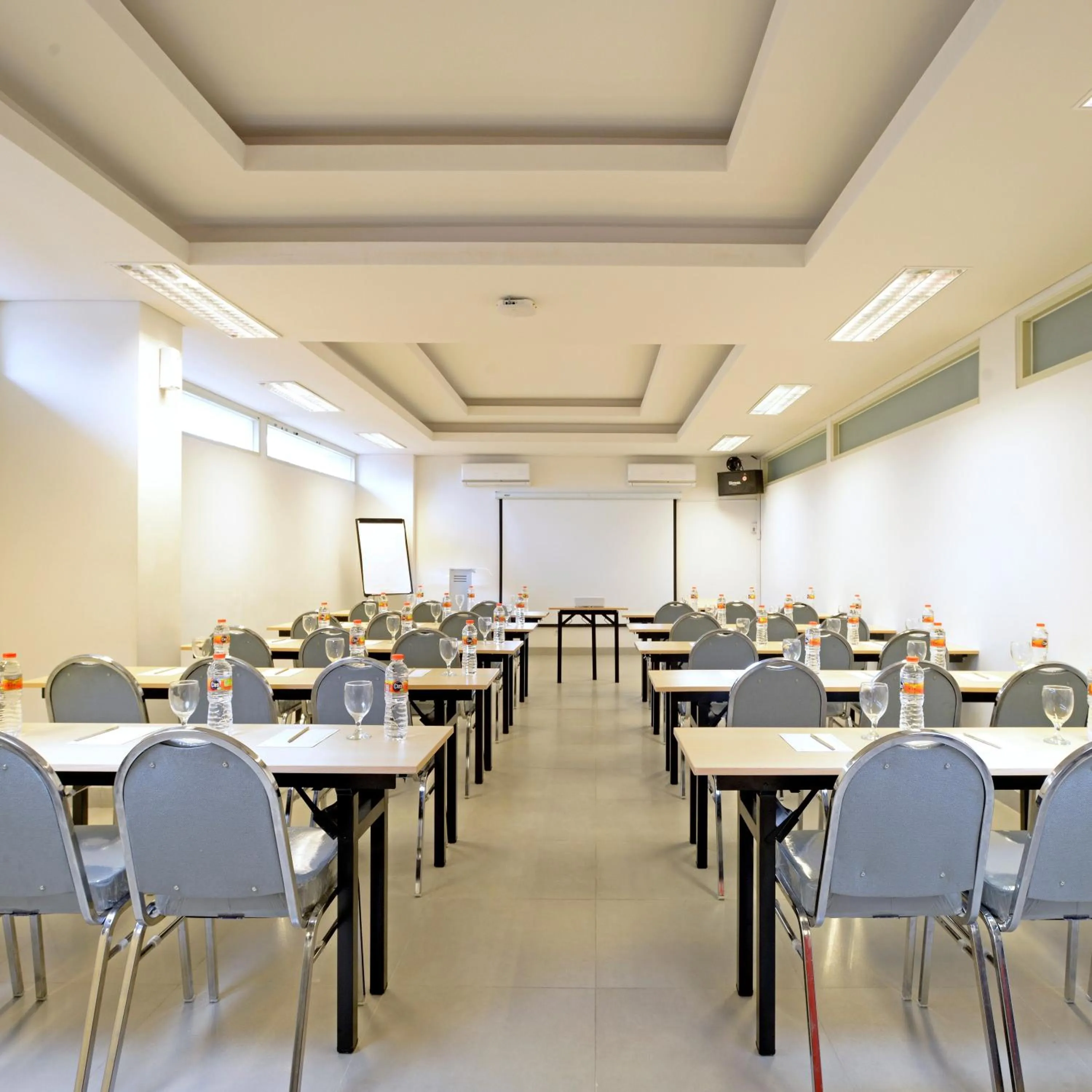 Meeting/conference room in POP! Hotel Diponegoro