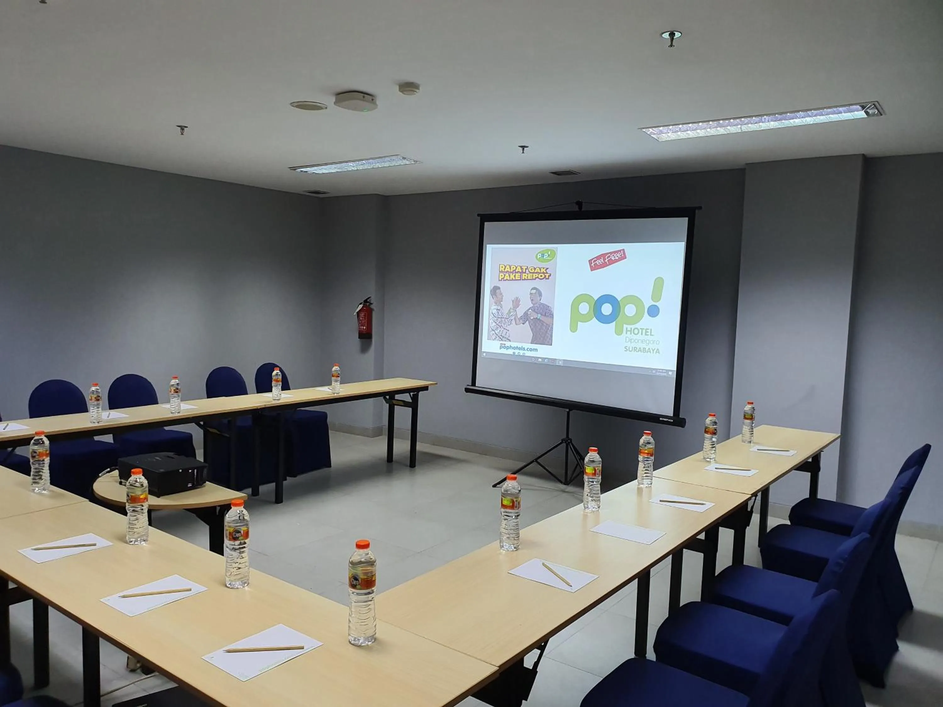 Meeting/conference room in POP! Hotel Diponegoro