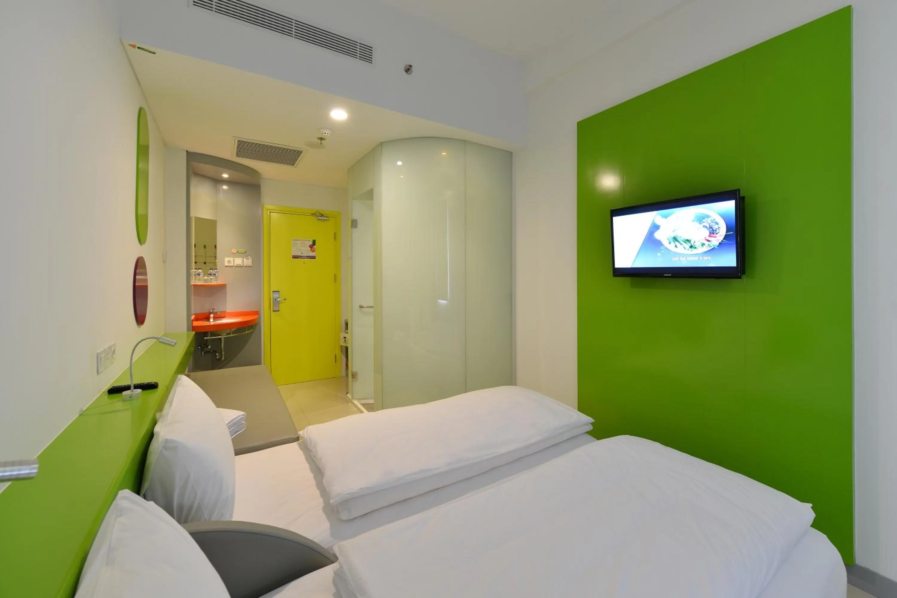 TV and multimedia, Bed in POP! Hotel Diponegoro