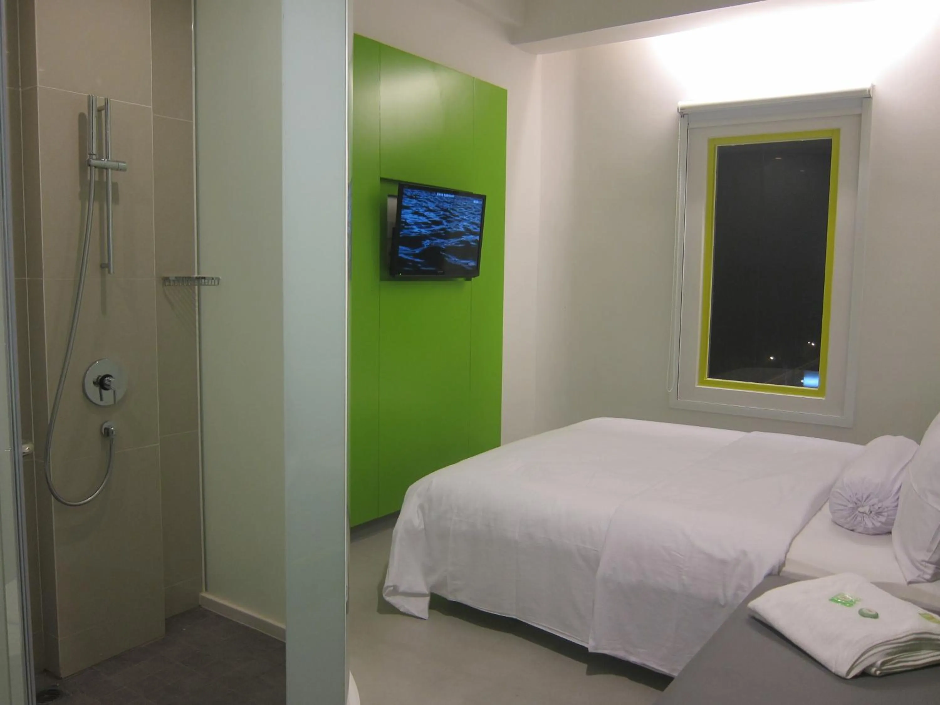 Bathroom, Bed in POP! Hotel Diponegoro