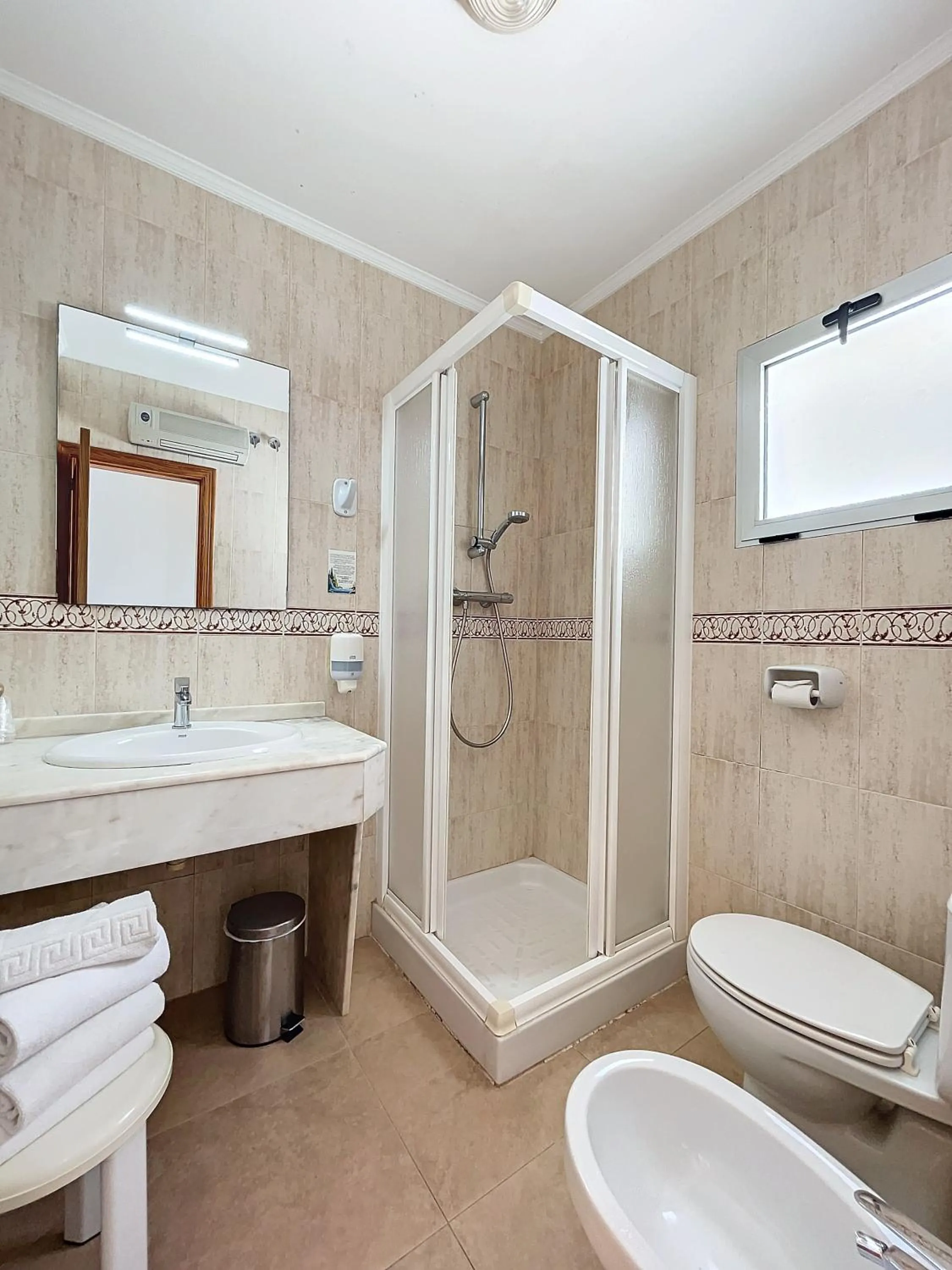 Shower in Hotel Noguera El Albir