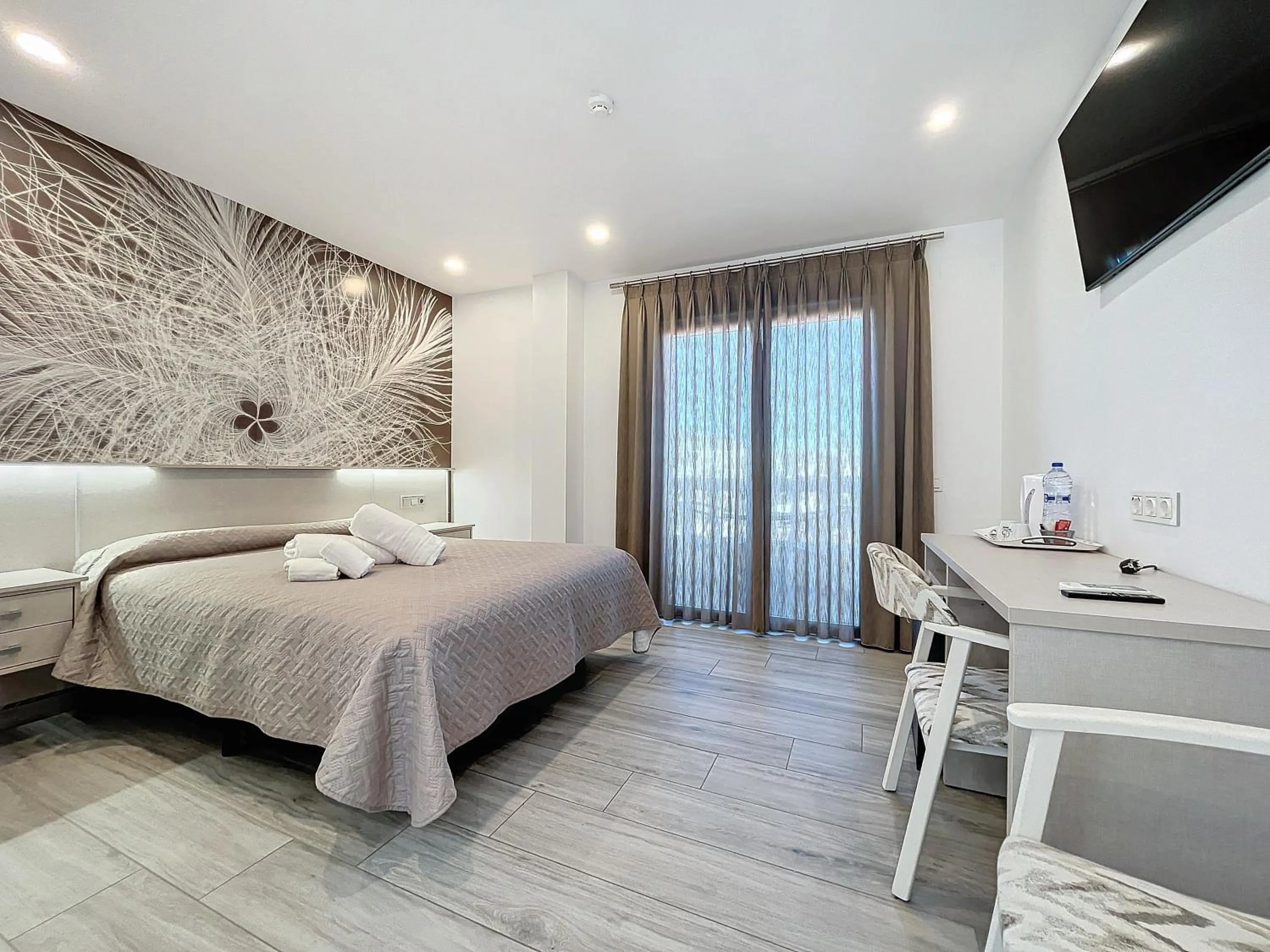 Balcony/Terrace, Bed in Hotel Noguera El Albir