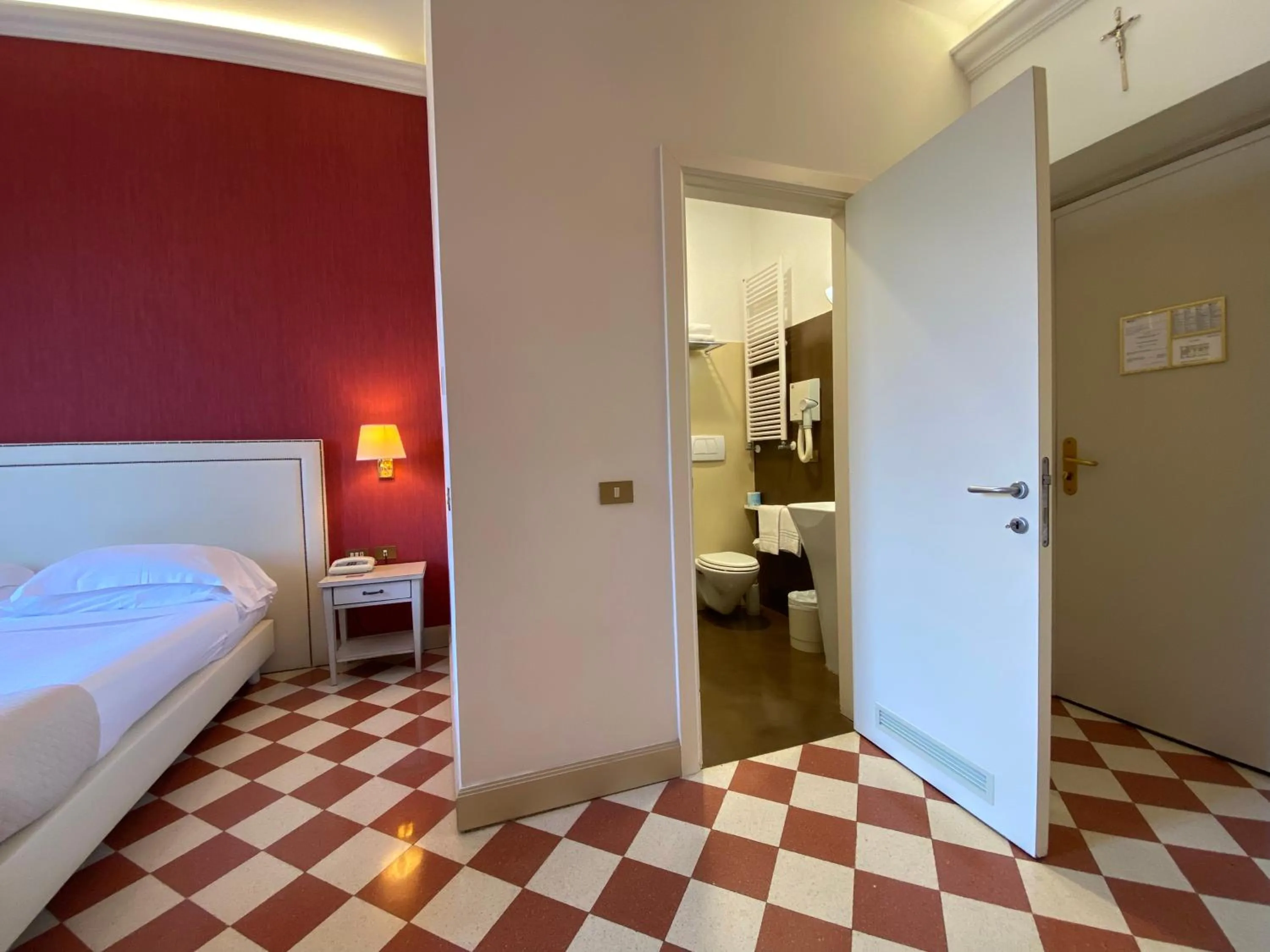 Bathroom, Bed in Basilica Hotel