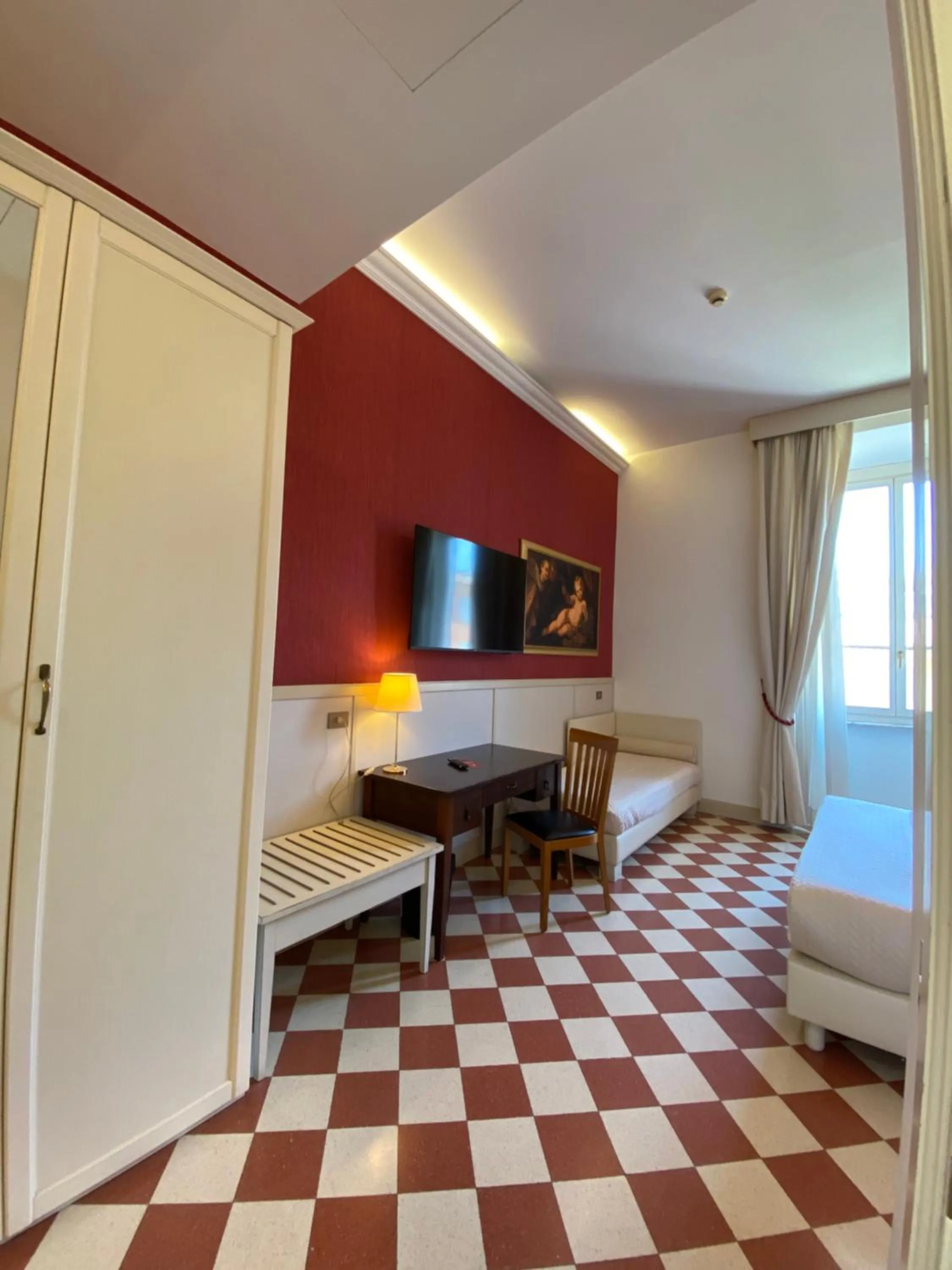 Photo of the whole room in Basilica Hotel