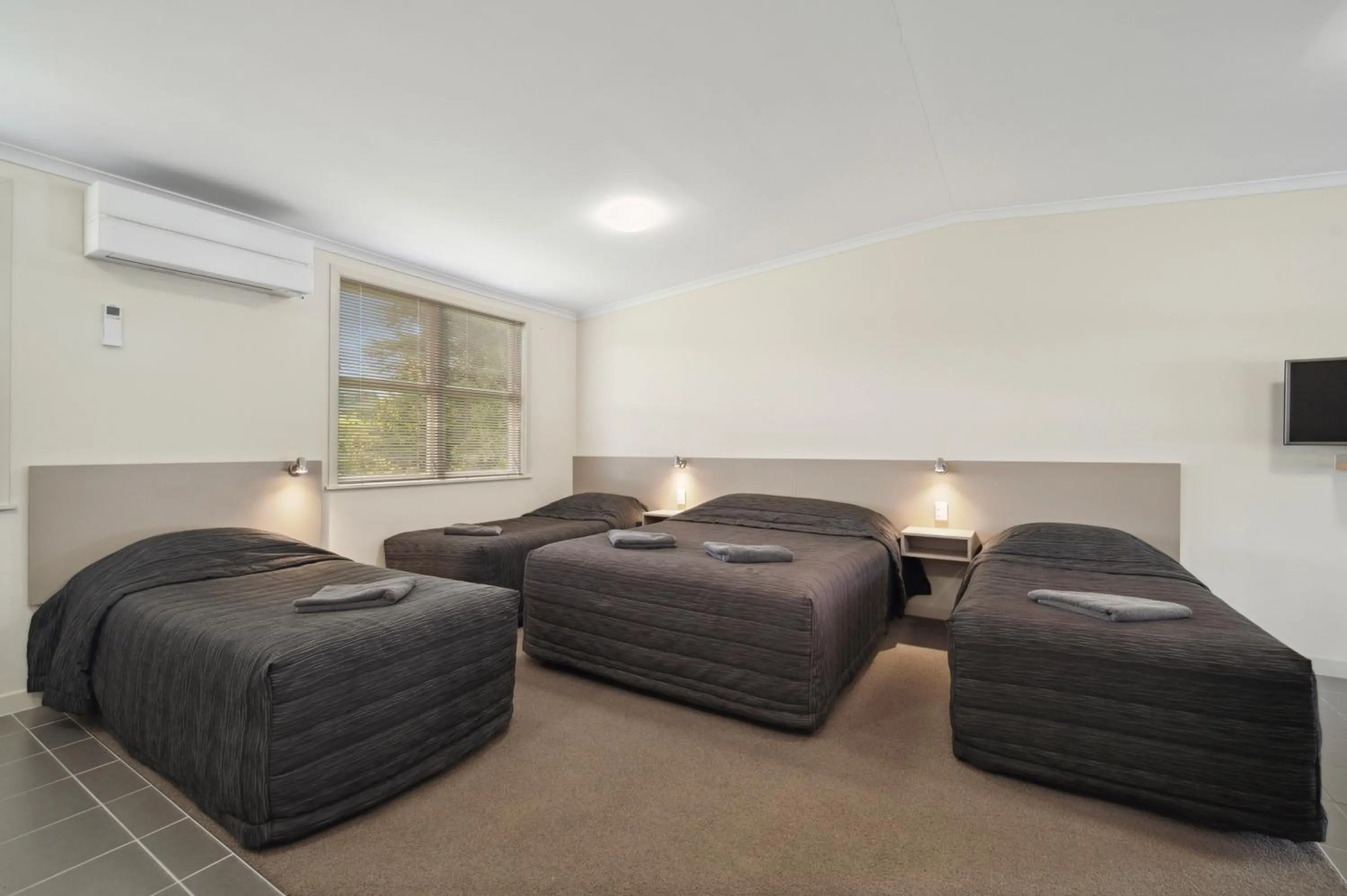 Photo of the whole room, Bed in Mahoe Motel