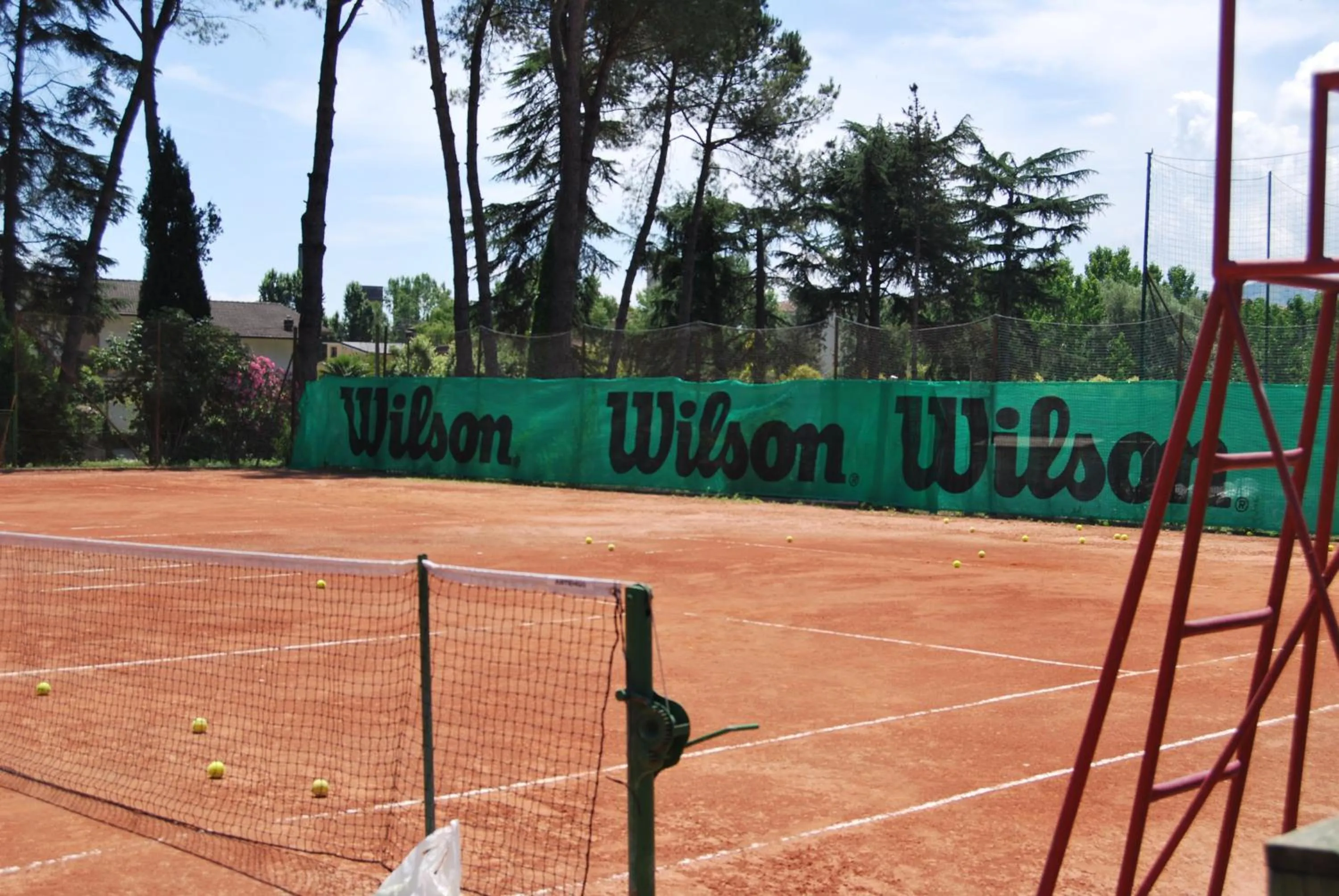 Tennis court in La Vignola Country Hotel