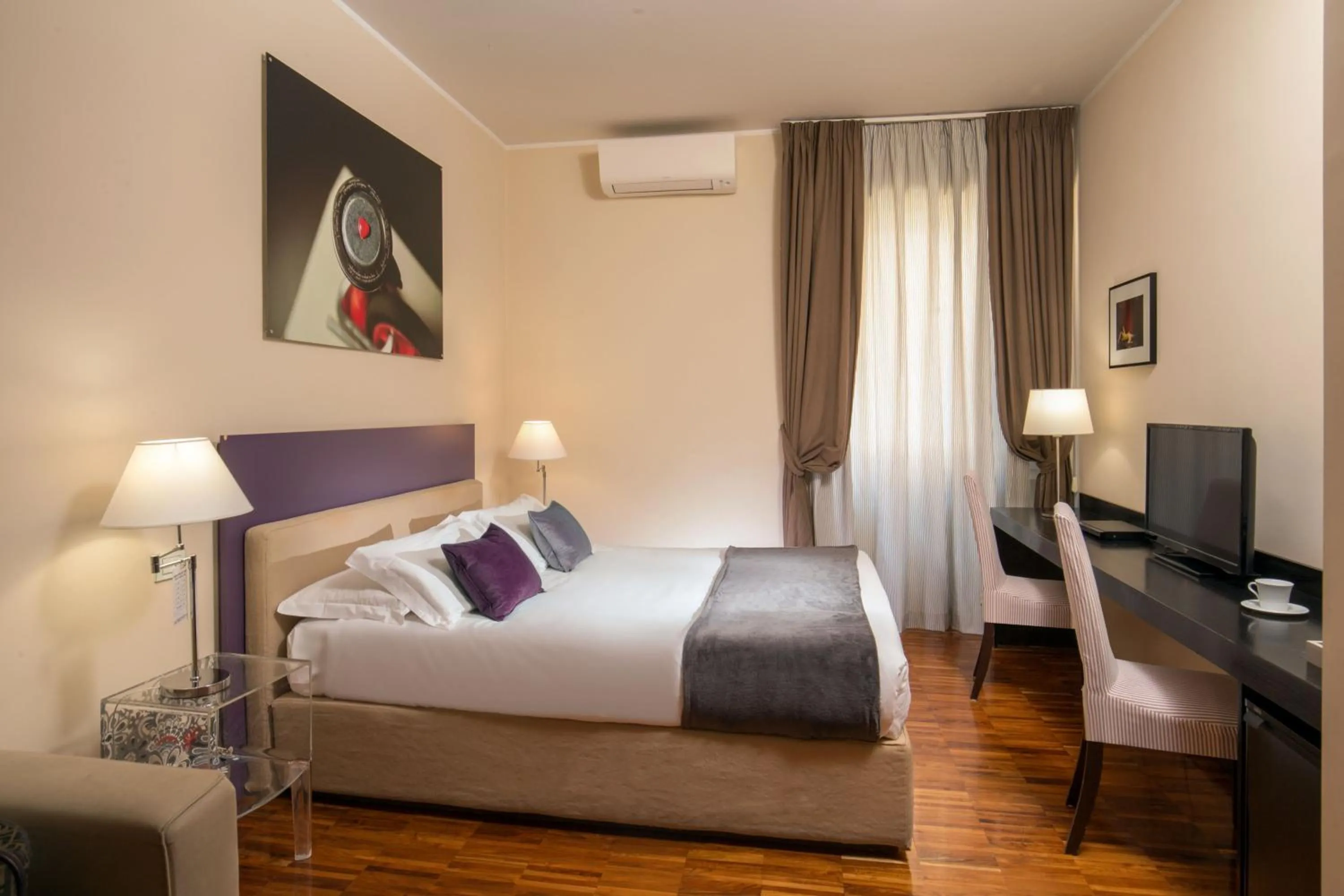 Photo of the whole room, Bed in Suitedreams