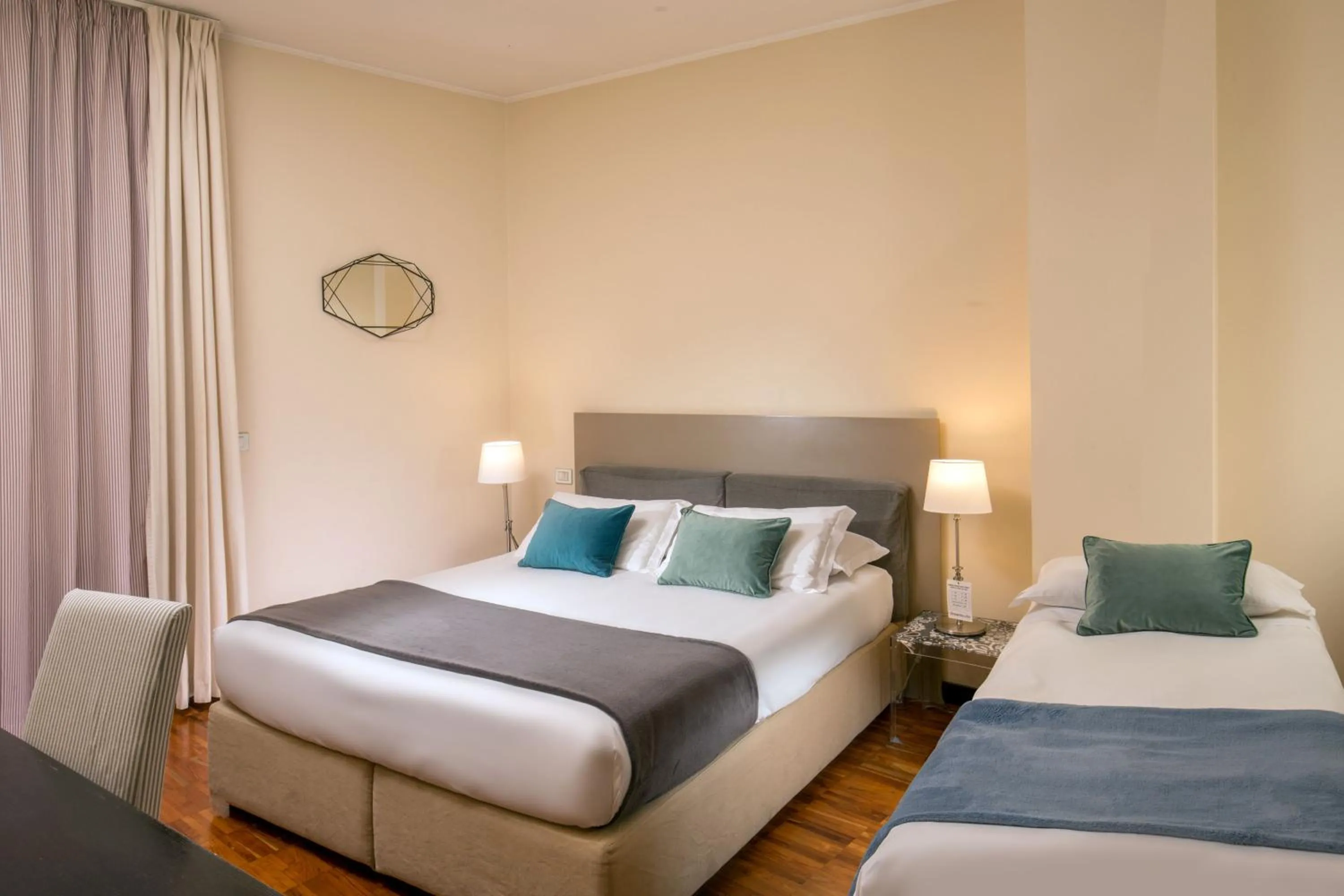 Photo of the whole room, Bed in Suitedreams