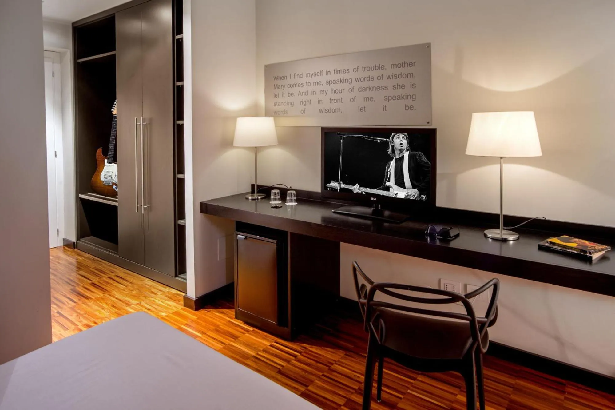 Photo of the whole room, Bed in Suitedreams