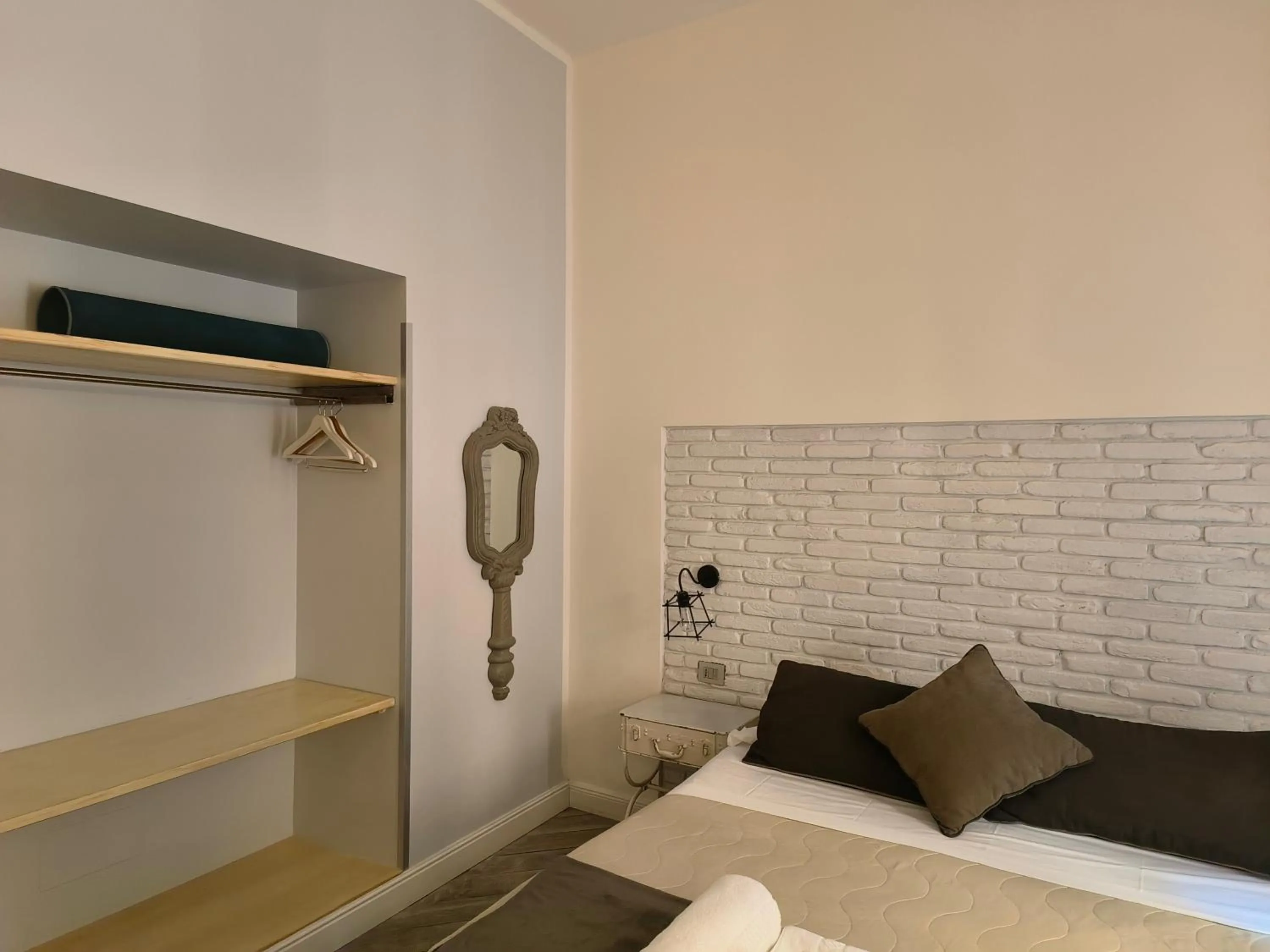 wardrobe, Bed in Spagna Ave