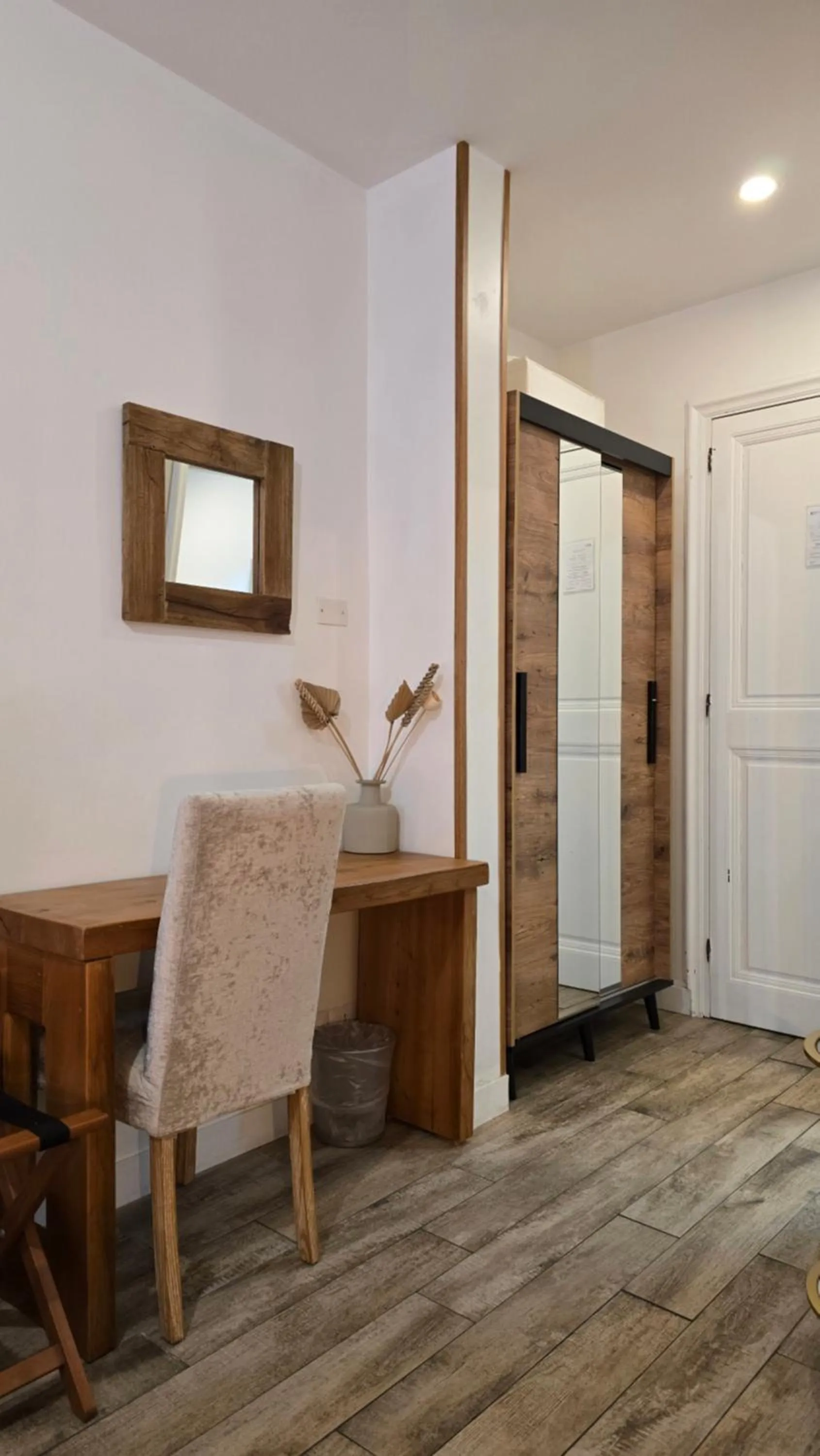 furniture in Spagna Ave